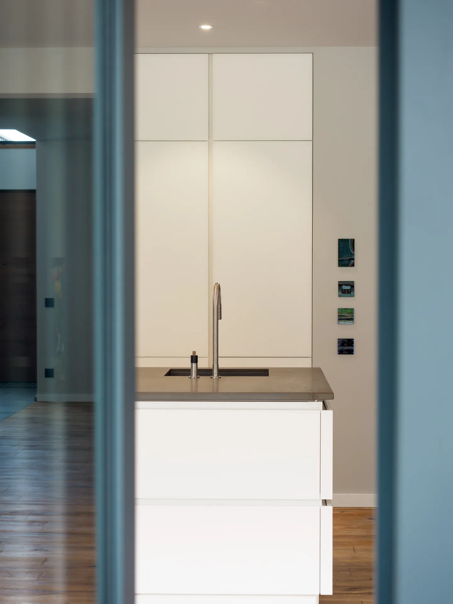 Designküche mit Kochinsel – Grifflose Wohnküche mit großer Insel