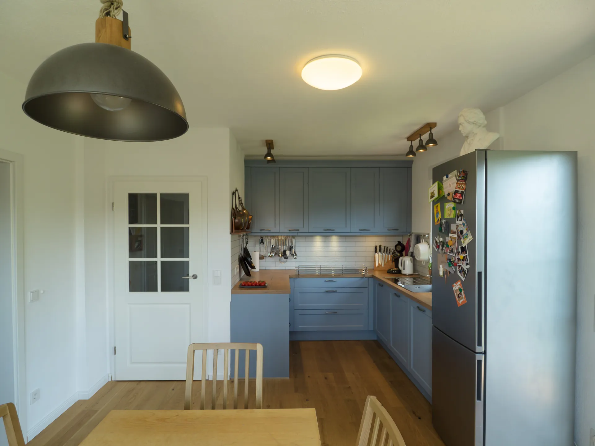 Landhausküche – Offene Küche in Esche massiv in Achatblau
