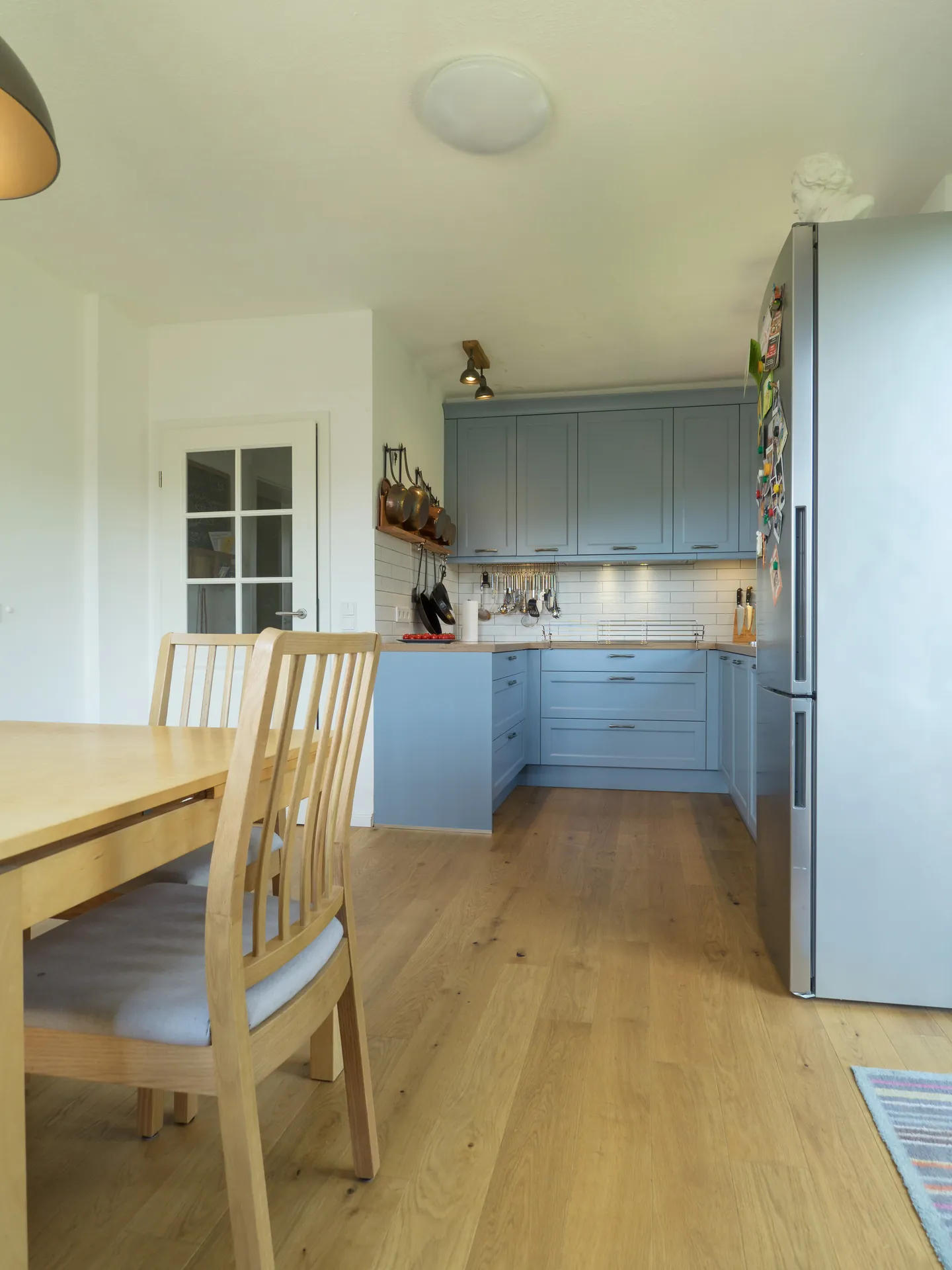 Landhausküche – Offene Küche in Esche massiv in Achatblau