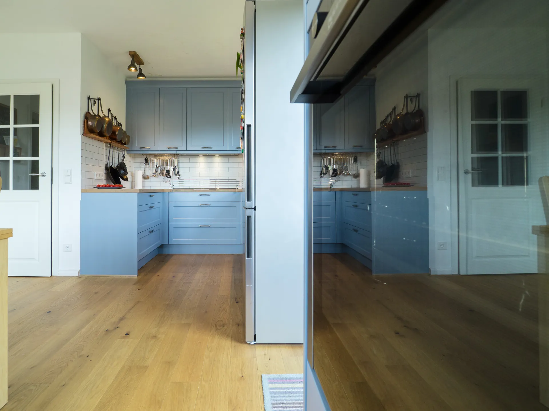 Landhausküche – Offene Küche in Esche massiv in Achatblau