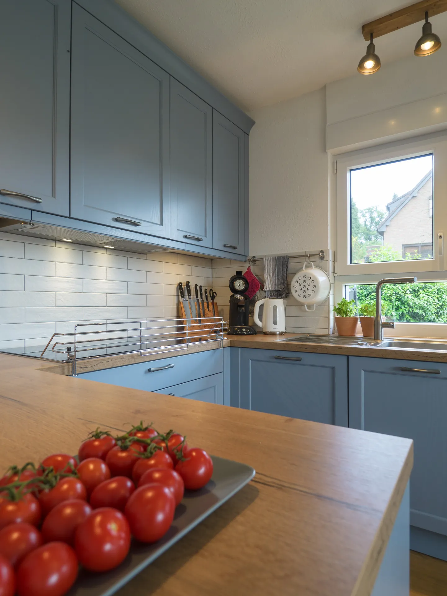 Landhausküche – Offene Küche in Esche massiv in Achatblau