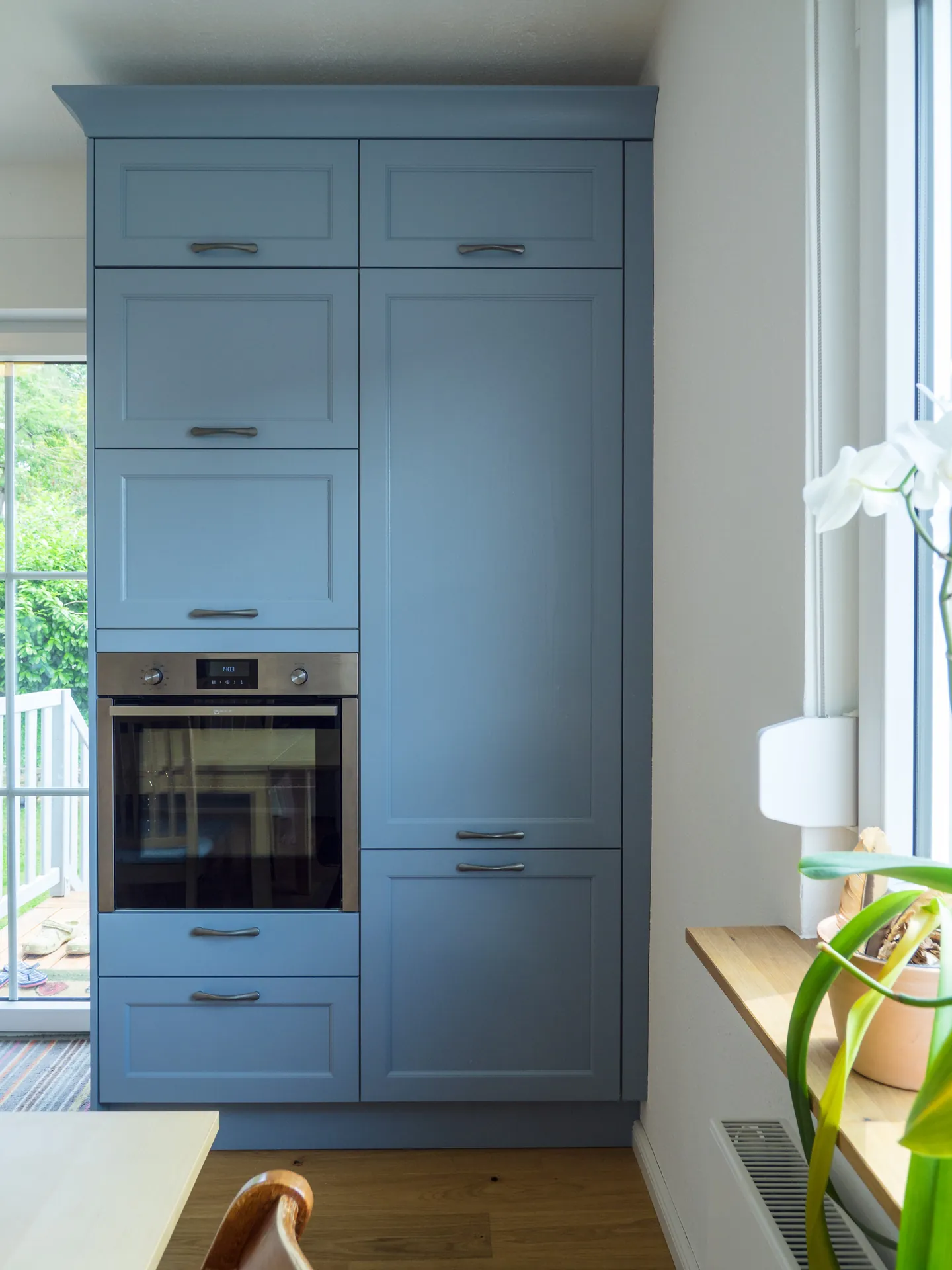 Landhausküche – Offene Küche in Esche massiv in Achatblau