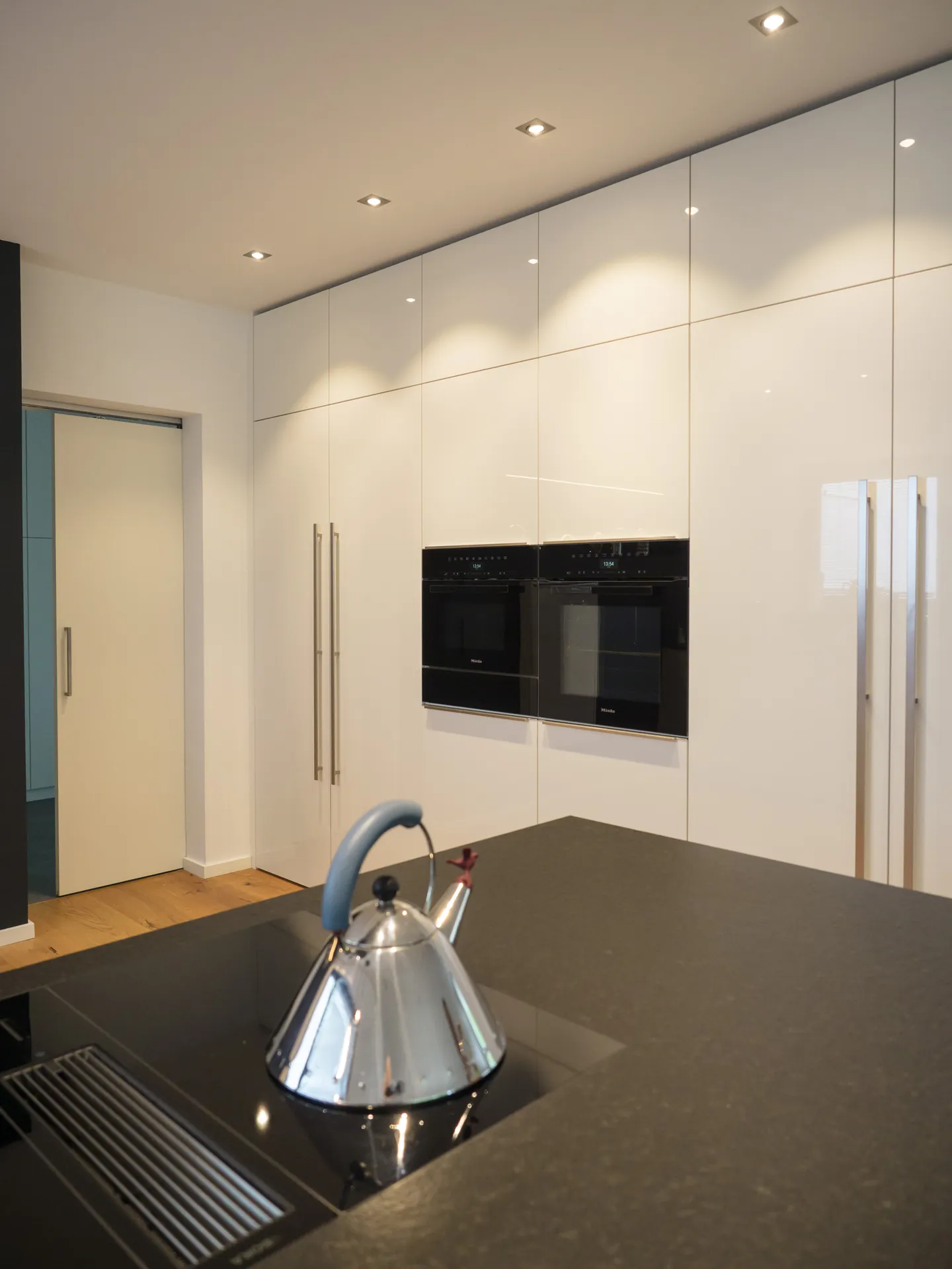 Designküche in Schwarz – Großzügige Wohnküche mit Stauraum