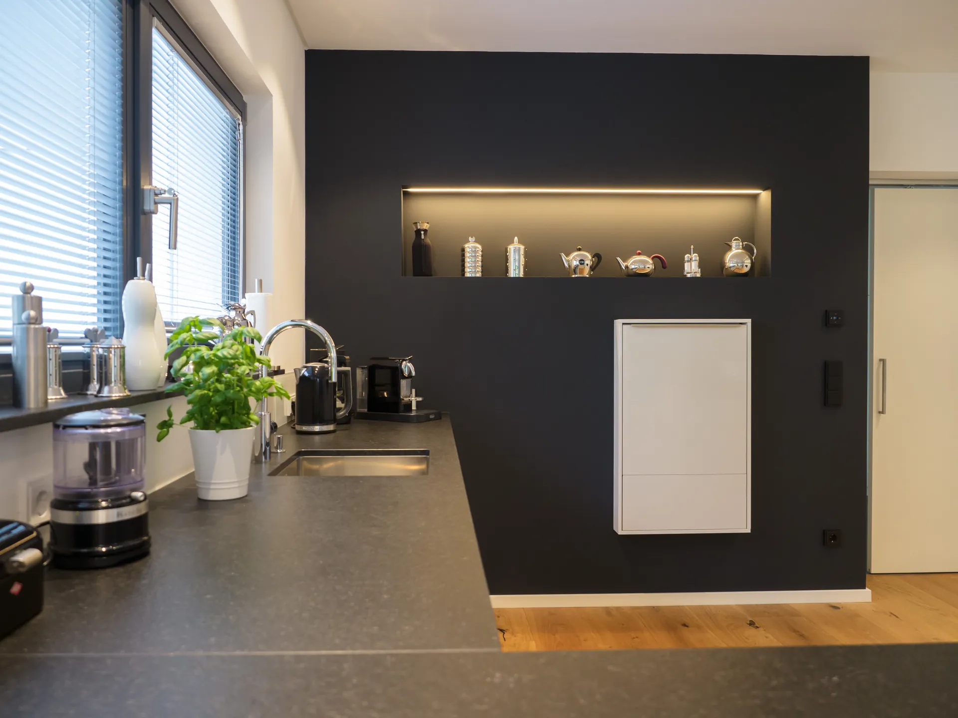 Designküche in Schwarz – Großzügige Wohnküche mit Stauraum