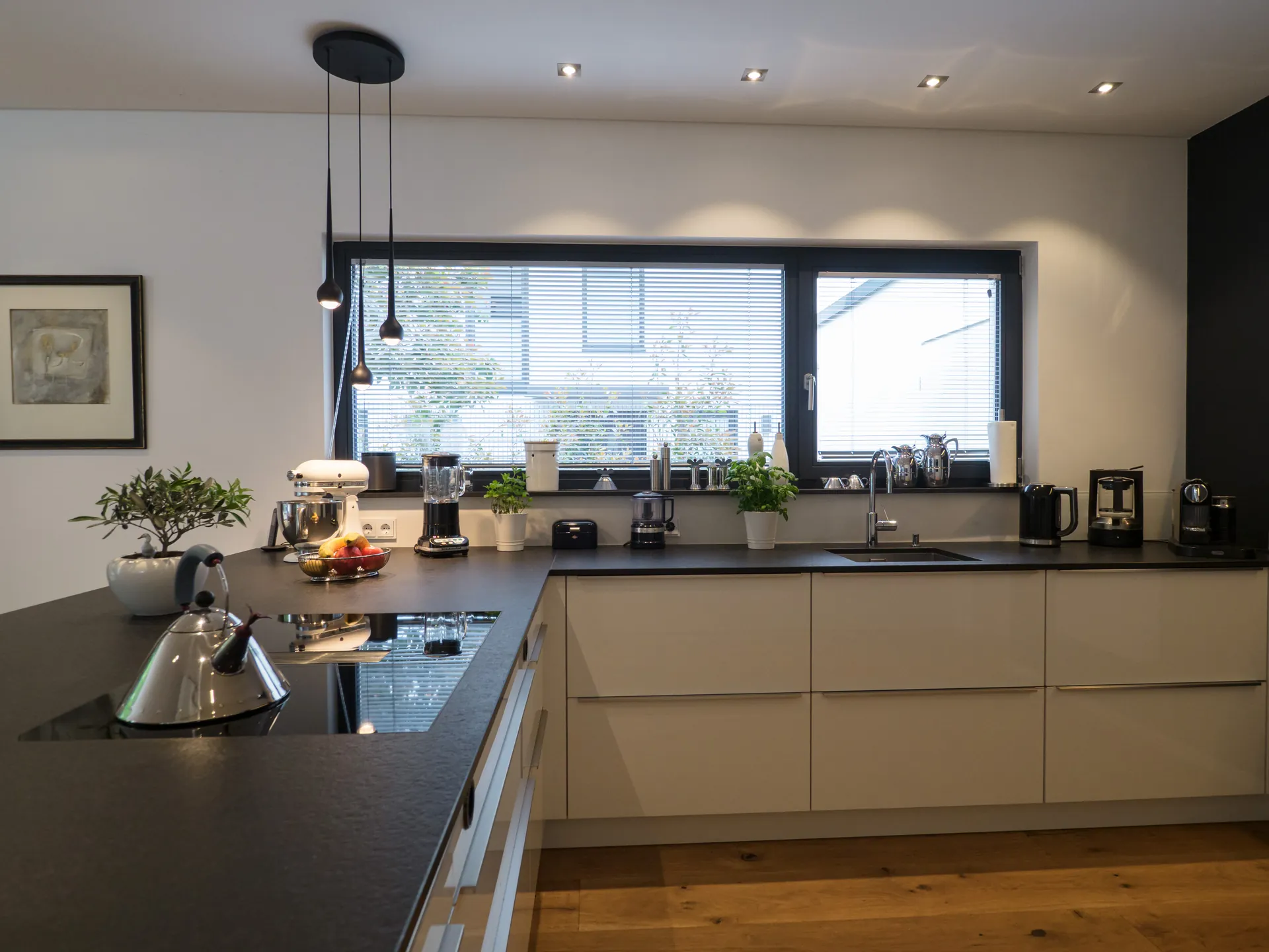 Designküche in Schwarz – Großzügige Wohnküche mit Stauraum