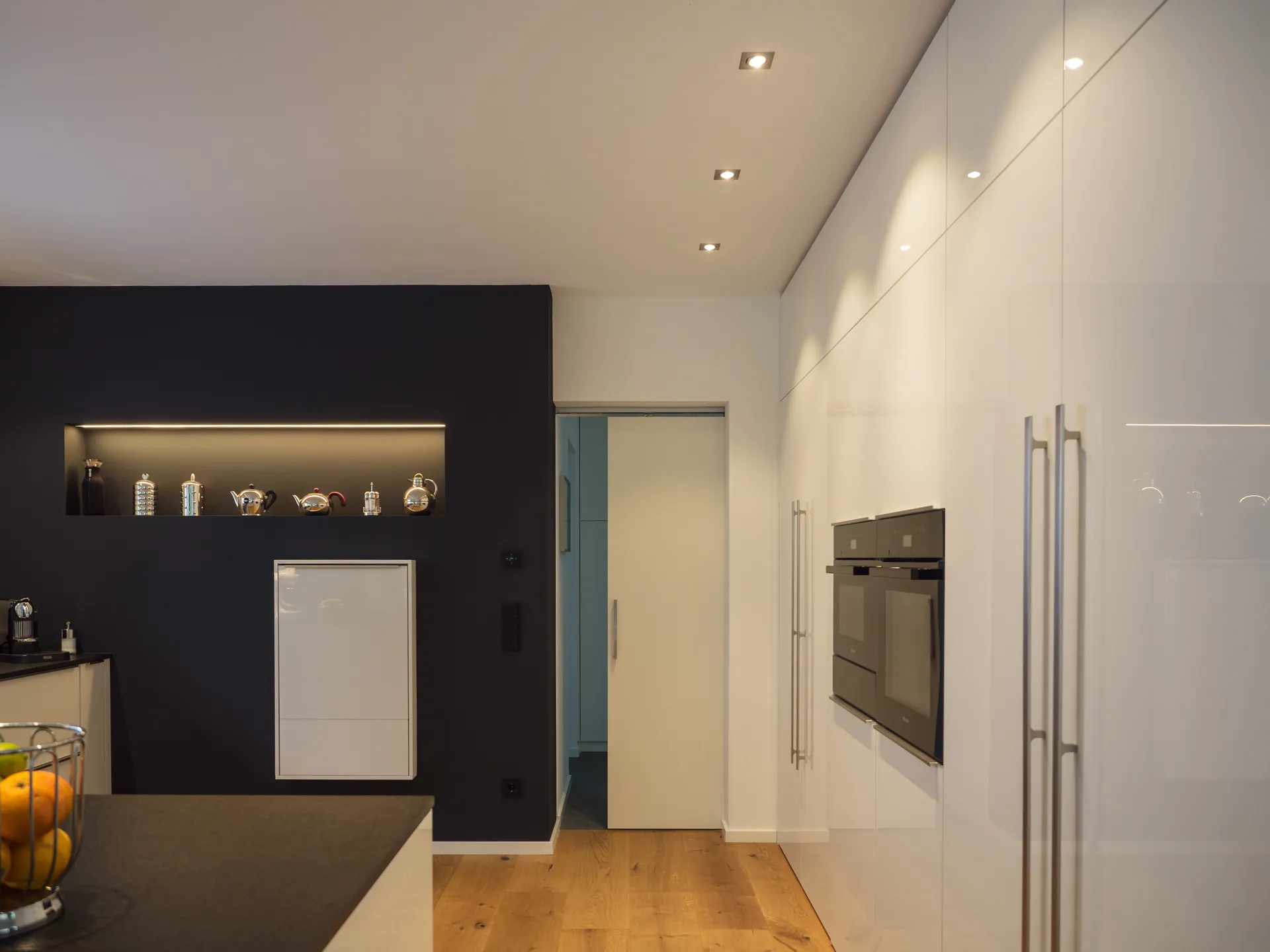 Designküche in Schwarz – Großzügige Wohnküche mit Stauraum