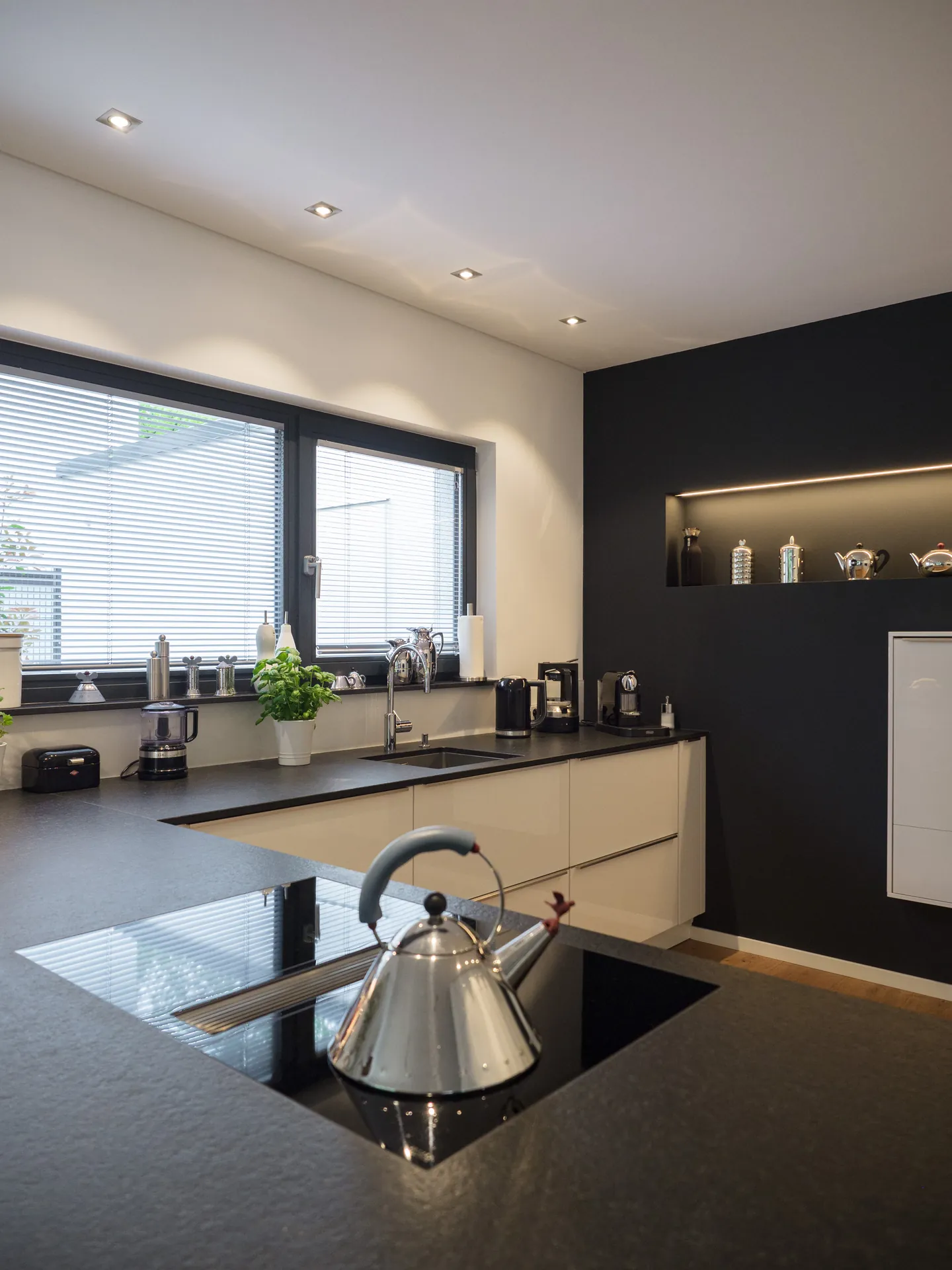 Designküche in Schwarz – Großzügige Wohnküche mit Stauraum