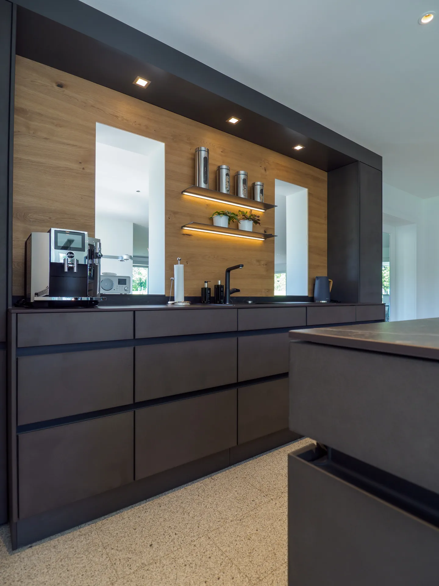 Designküche in Betonoptik – Grifflose Wohnküche mit Echtbetonfront
