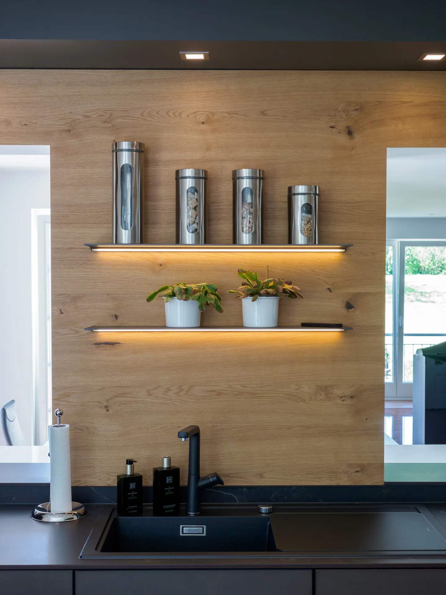 Designküche in Betonoptik – Grifflose Wohnküche mit Echtbetonfront