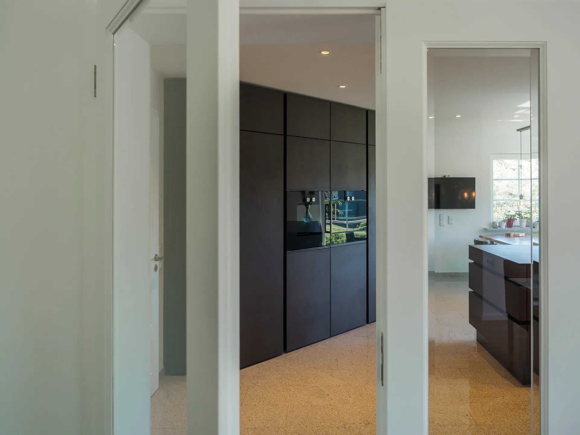 Designküche in Betonoptik – Grifflose Wohnküche mit Echtbetonfront