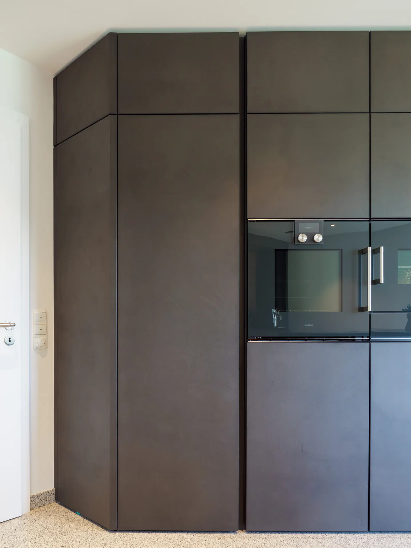 Designküche in Betonoptik – Grifflose Wohnküche mit Echtbetonfront