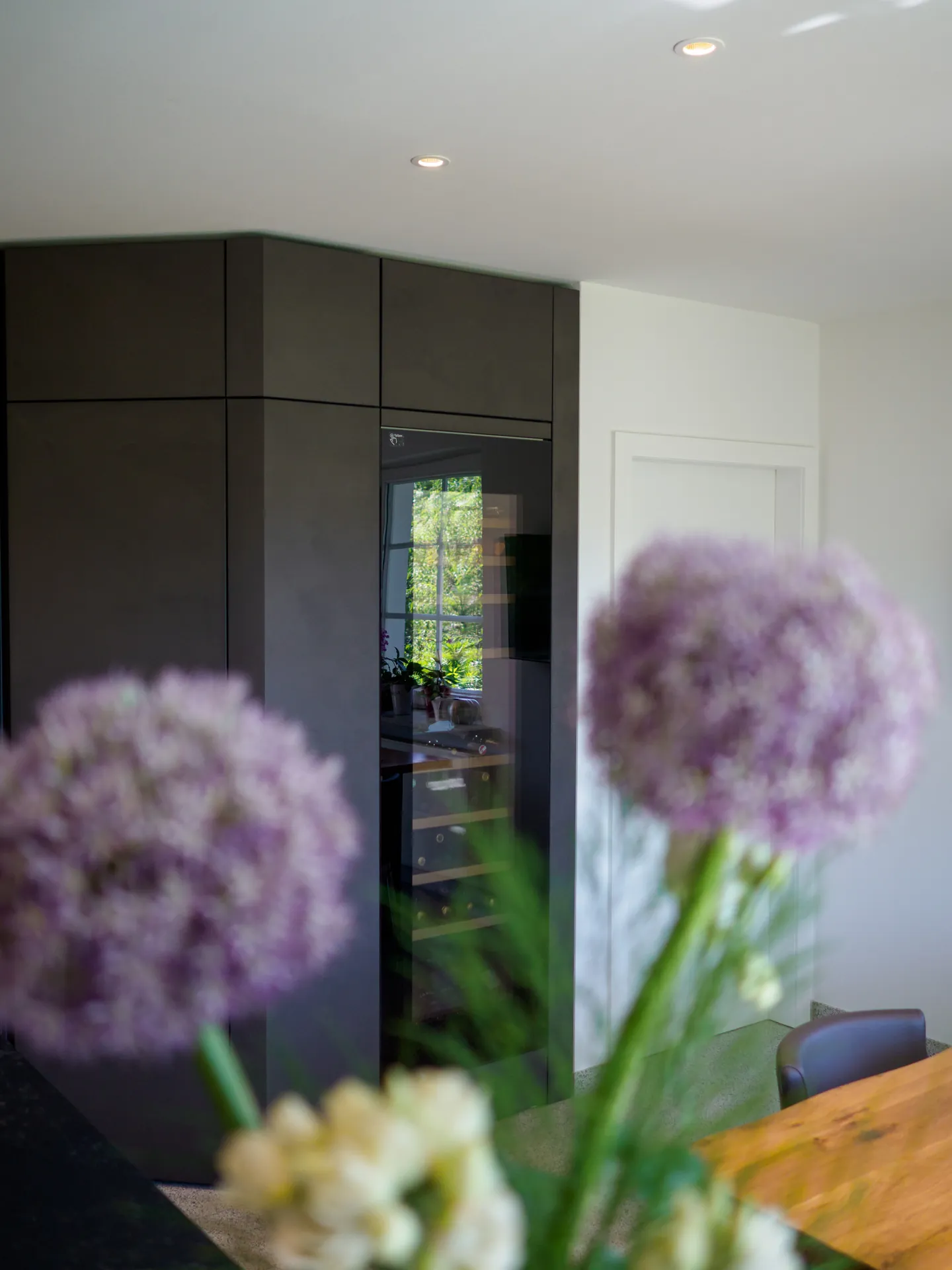 Designküche in Betonoptik – Grifflose Wohnküche mit Echtbetonfront