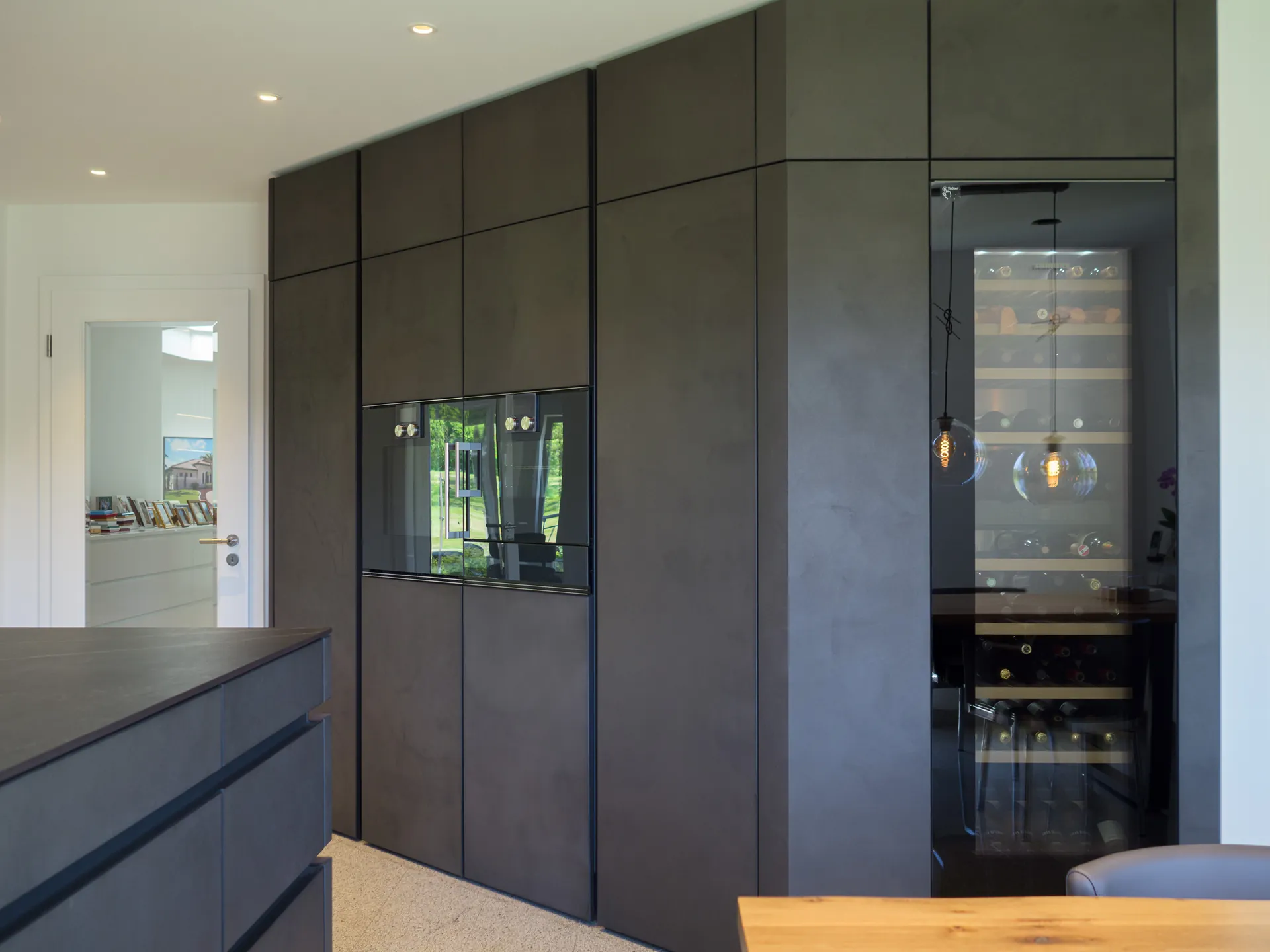 Designküche in Betonoptik – Grifflose Wohnküche mit Echtbetonfront