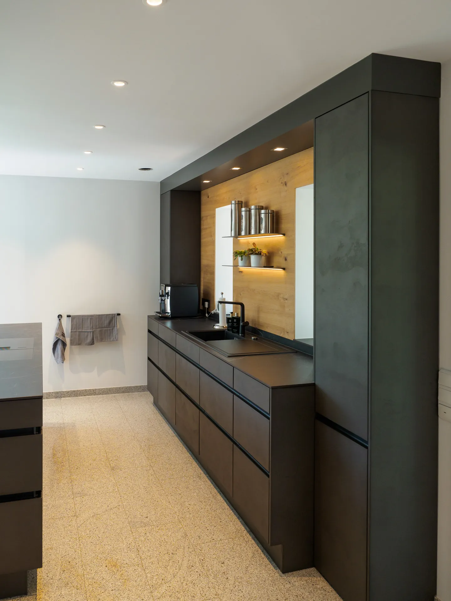Designküche in Betonoptik – Grifflose Wohnküche mit Echtbetonfront