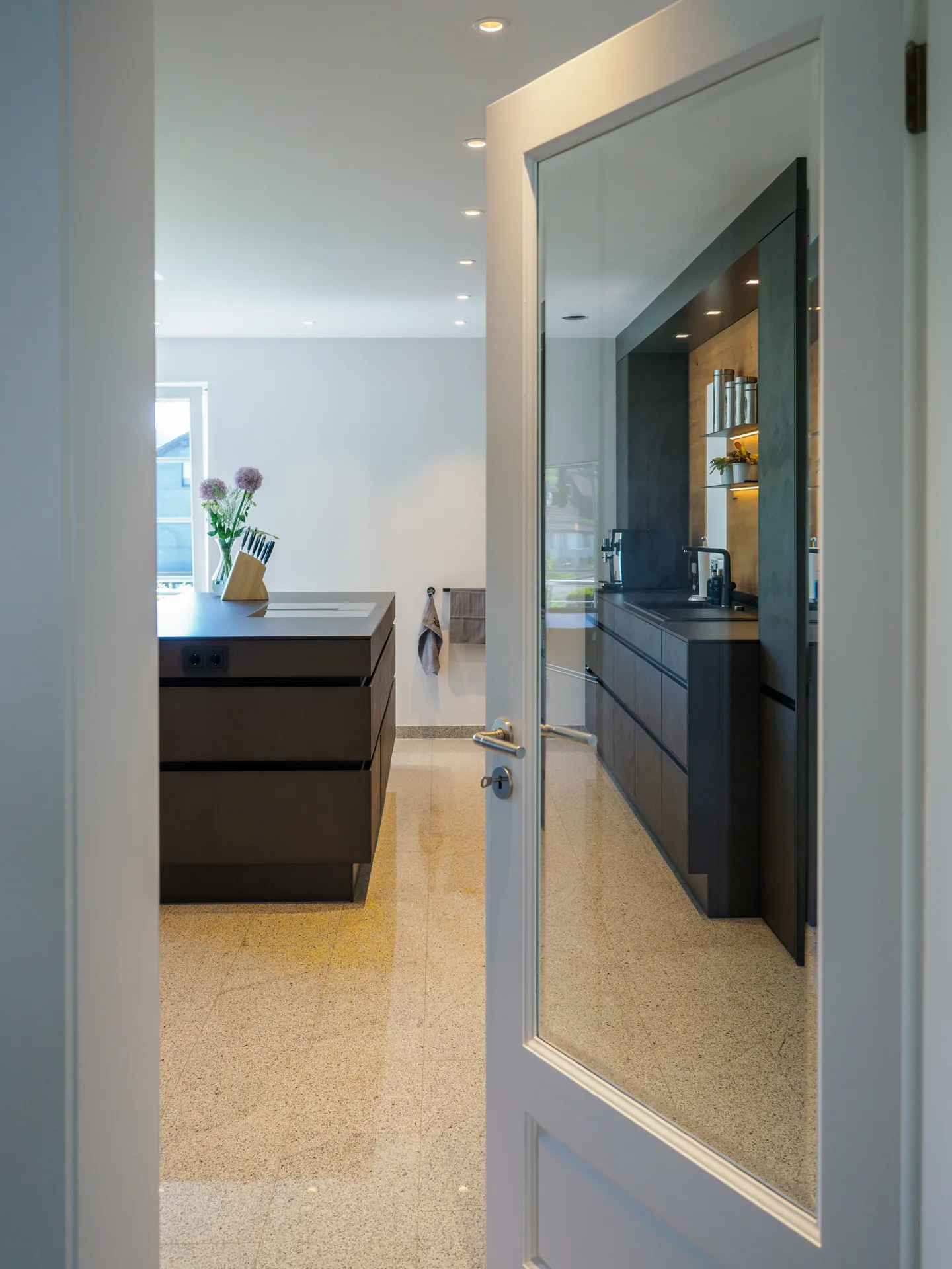 Designküche in Betonoptik – Grifflose Wohnküche mit Echtbetonfront