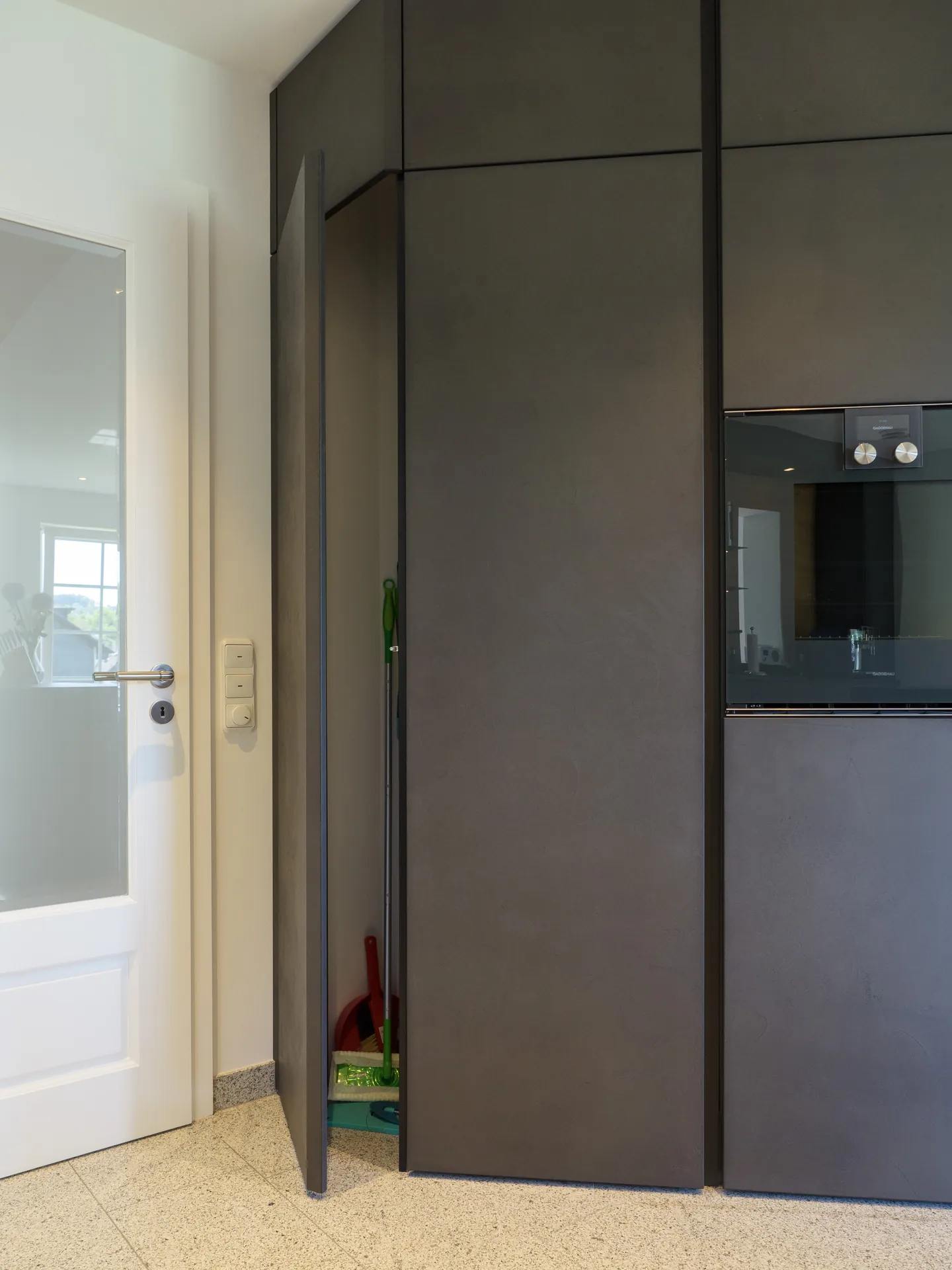 Designküche in Betonoptik – Grifflose Wohnküche mit Echtbetonfront