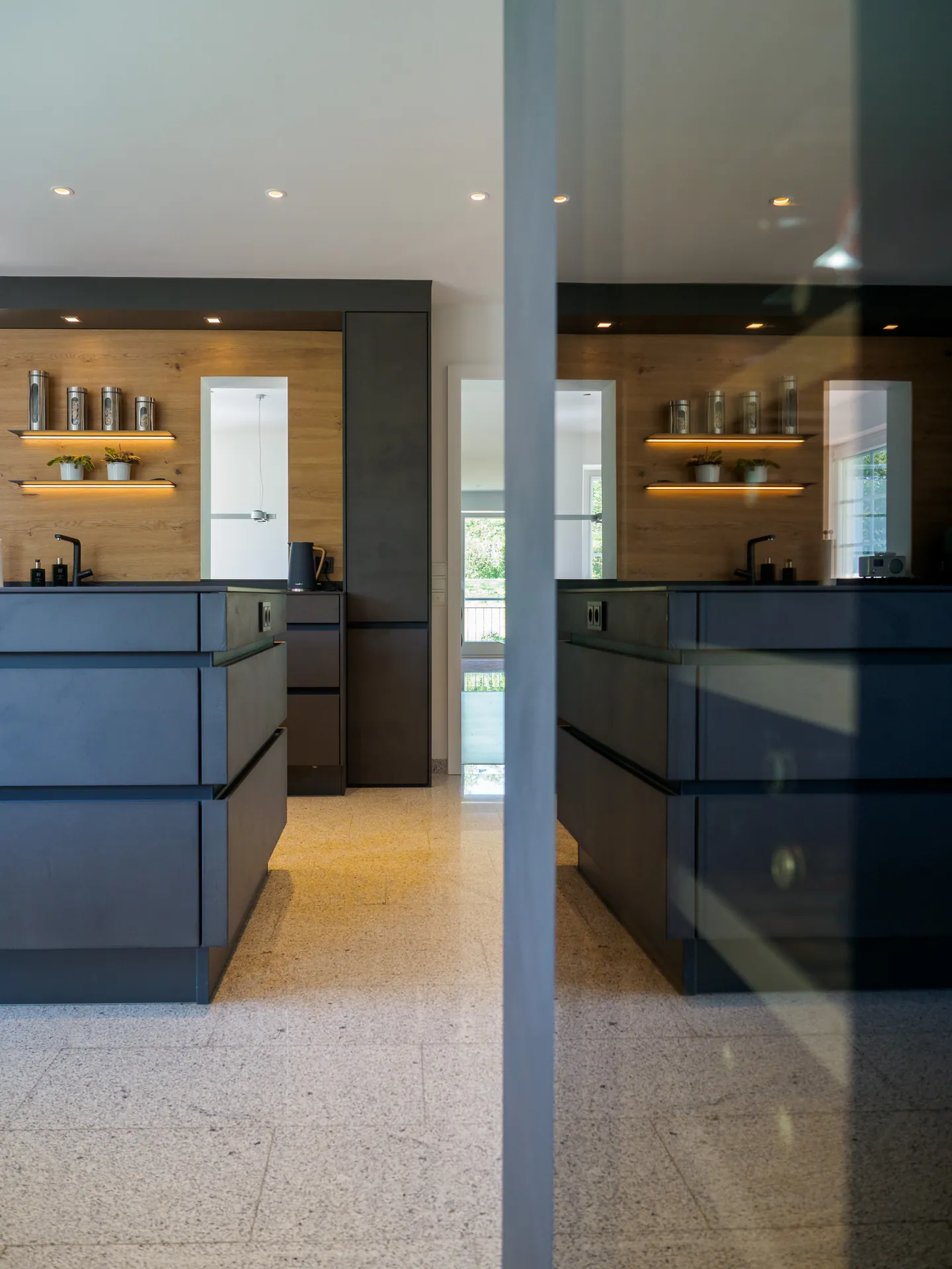 Designküche in Betonoptik – Grifflose Wohnküche mit Echtbetonfront