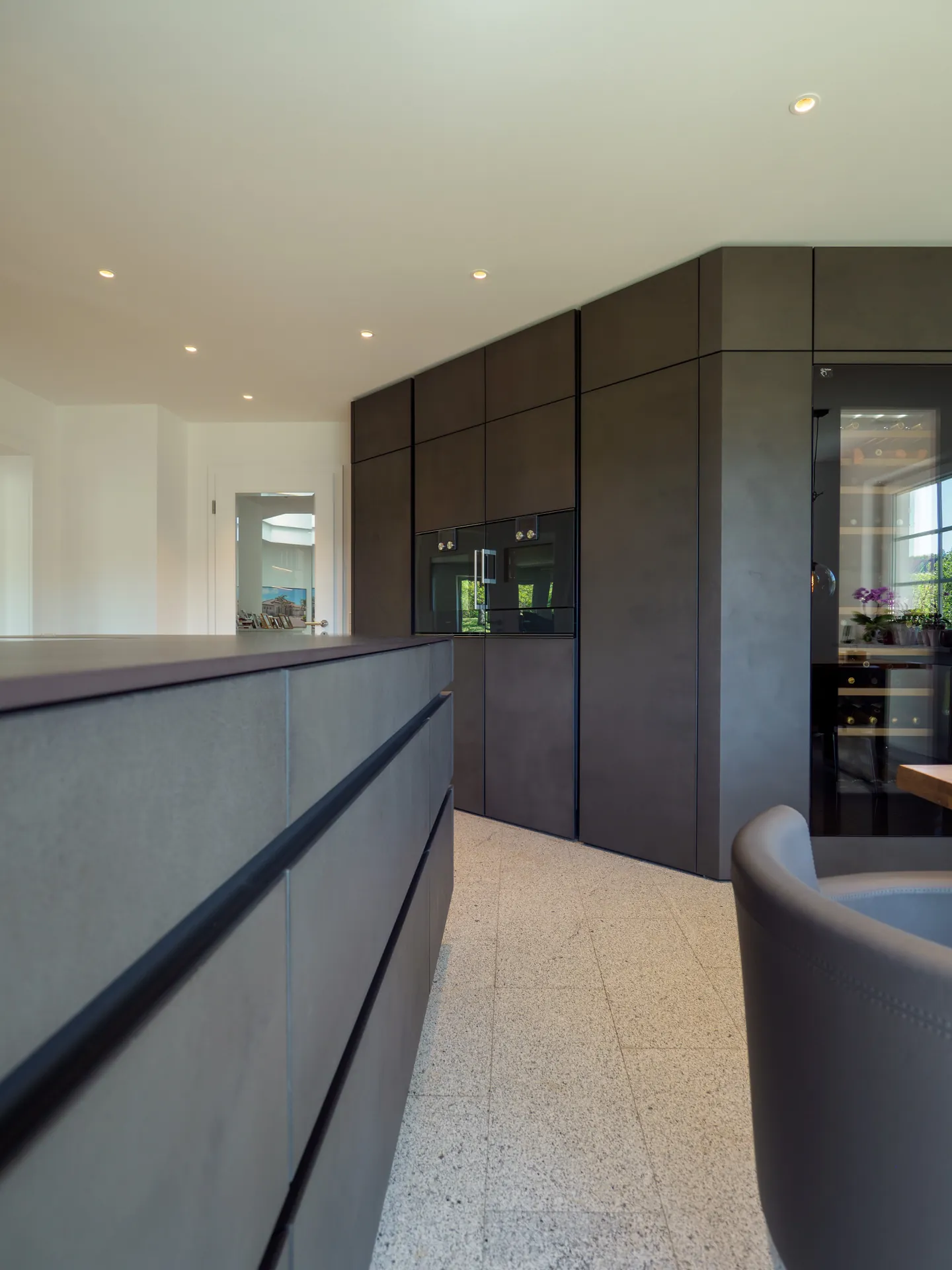 Designküche in Betonoptik – Grifflose Wohnküche mit Echtbetonfront