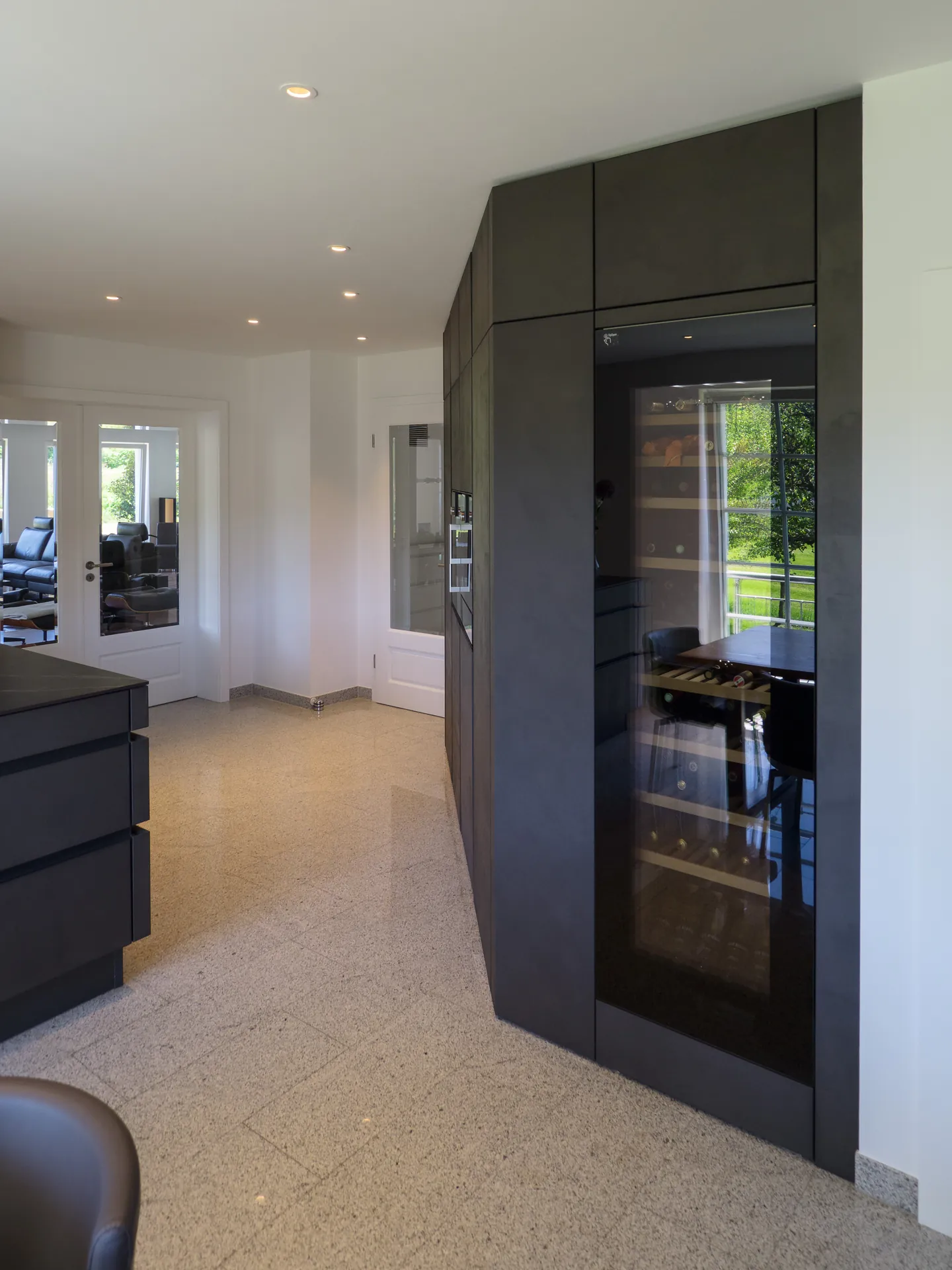 Designküche in Betonoptik – Grifflose Wohnküche mit Echtbetonfront