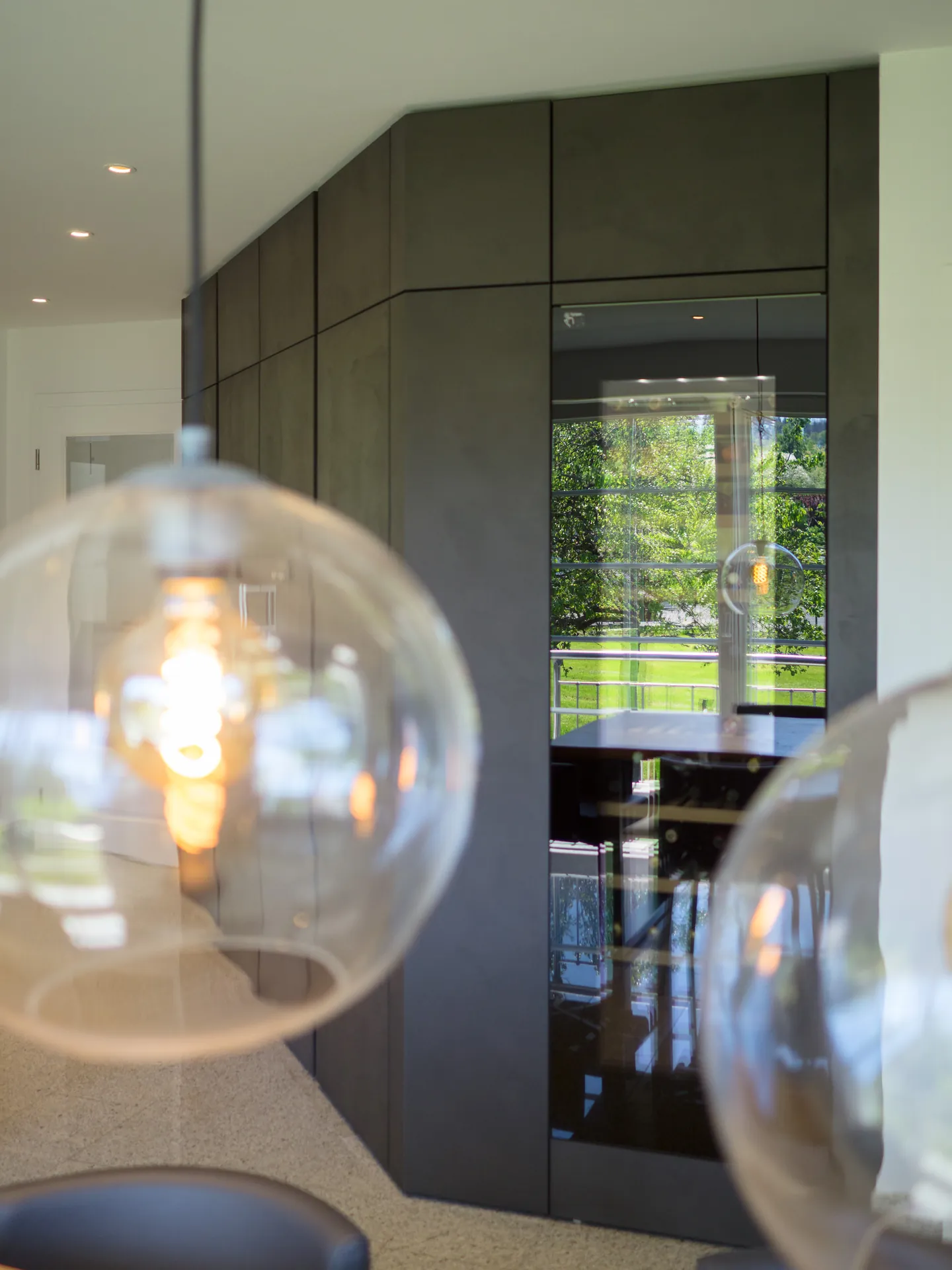 Designküche in Betonoptik – Grifflose Wohnküche mit Echtbetonfront