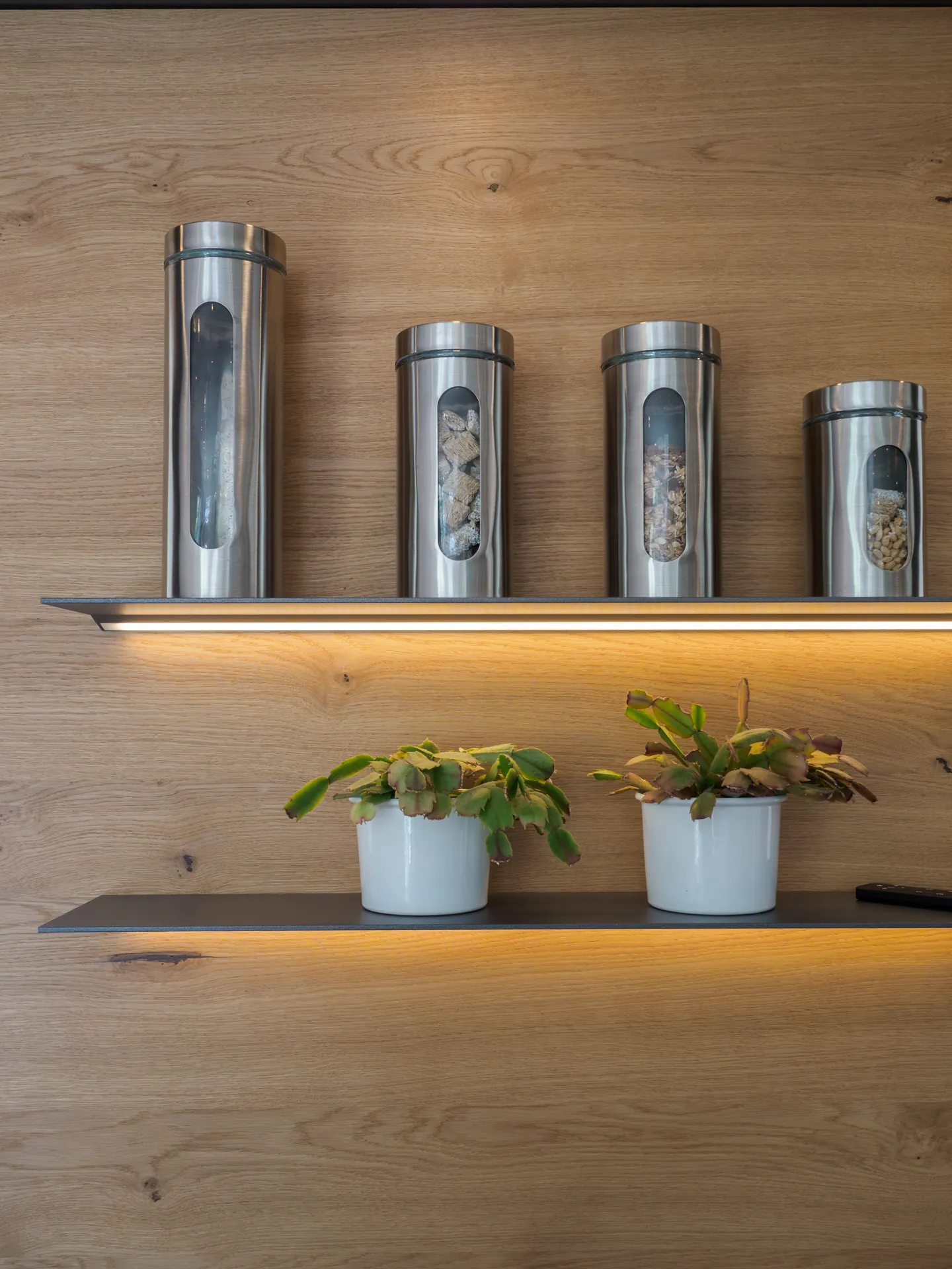 Designküche in Betonoptik – Grifflose Wohnküche mit Echtbetonfront