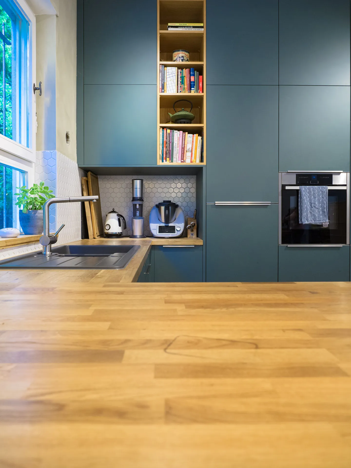 Landhausküche in Holz – Offene Wohnküche mit matten Fronten