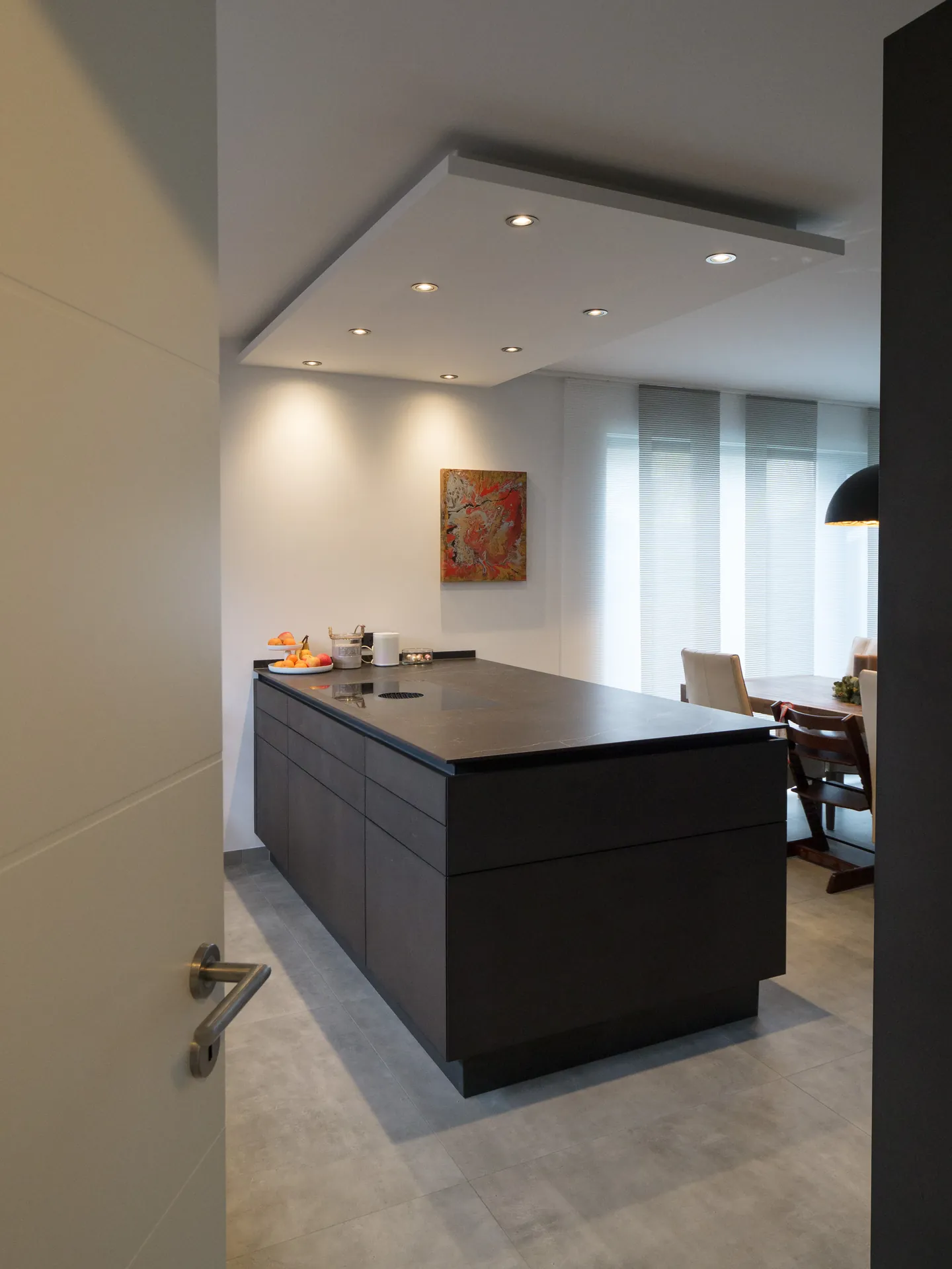 Designküche mit Kochinsel – Offene Wohnküche in Betonoptik