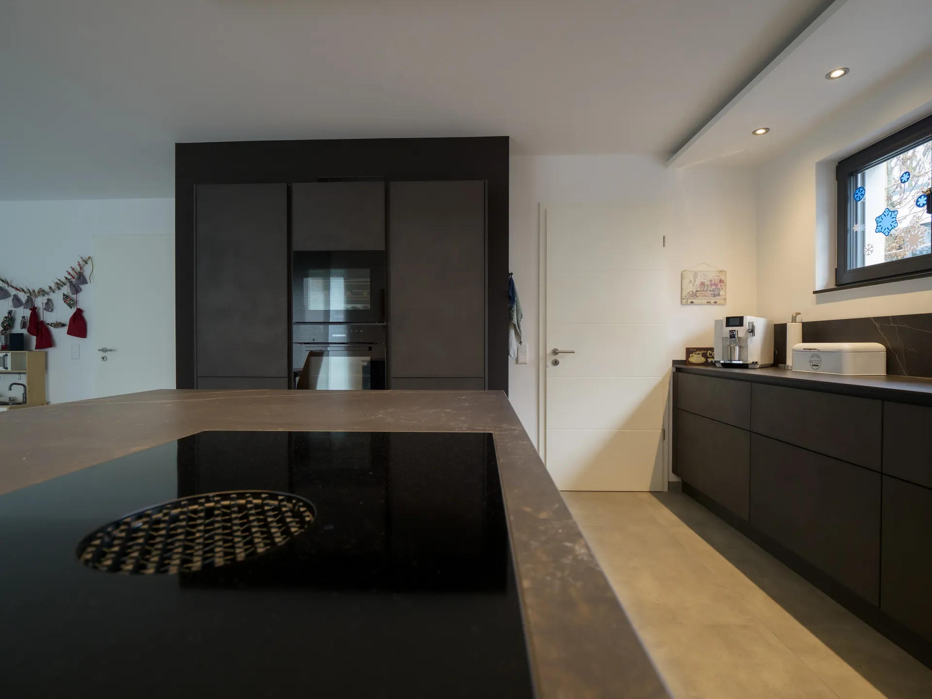 Designküche mit Kochinsel – Offene Wohnküche in Betonoptik
