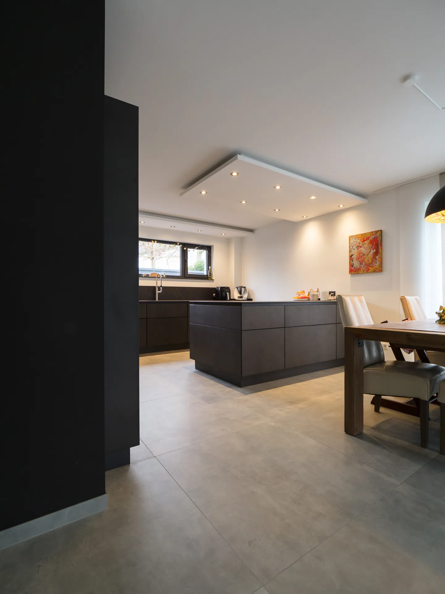 Designküche mit Kochinsel – Offene Wohnküche in Betonoptik