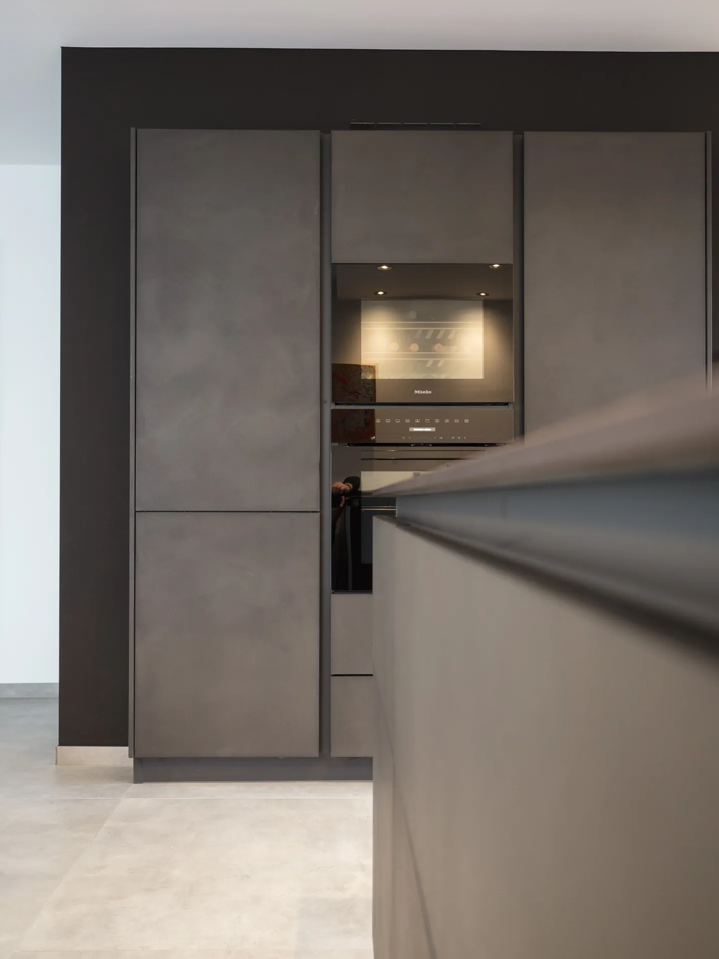 Designküche mit Kochinsel – Offene Wohnküche in Betonoptik