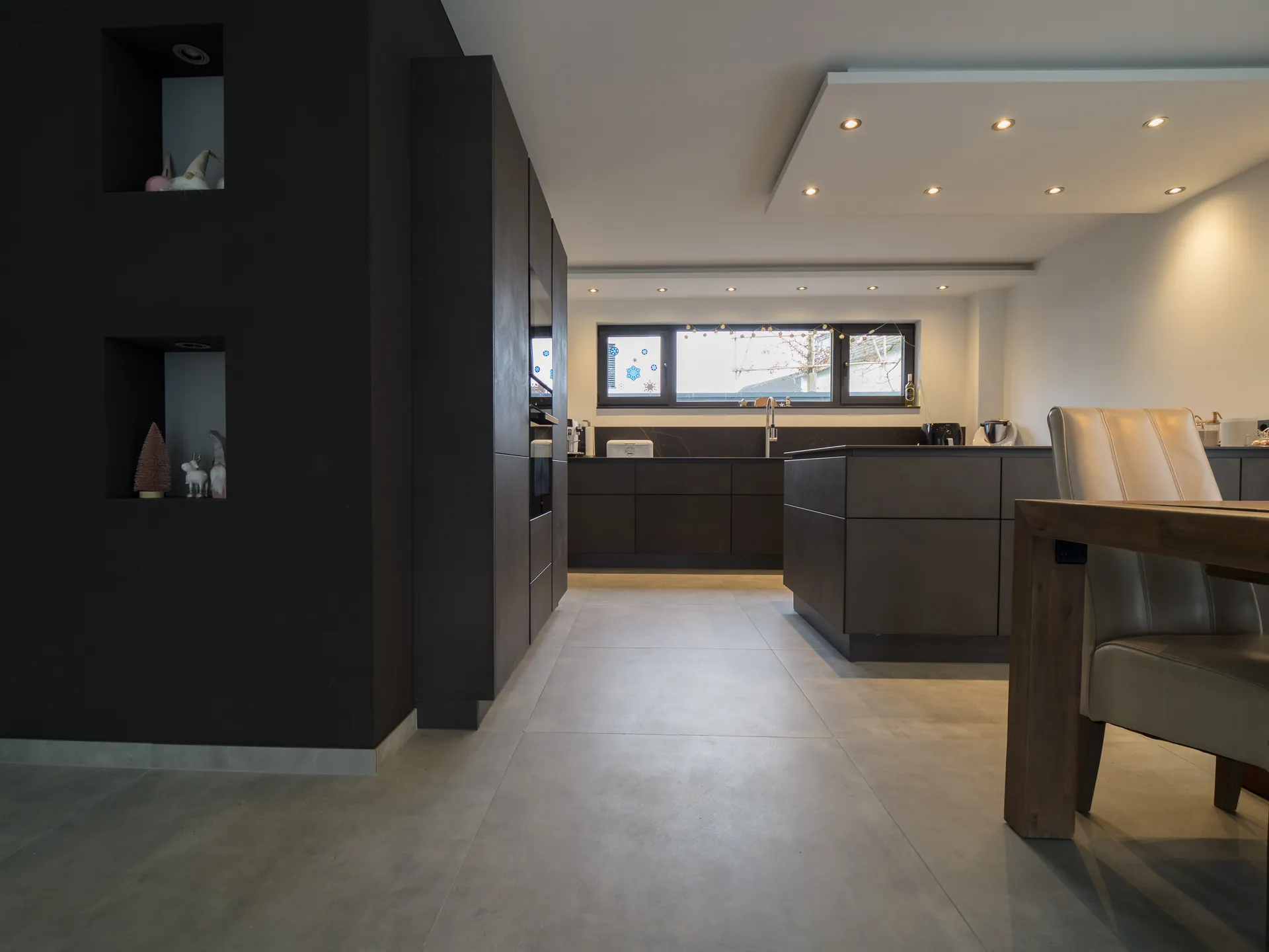 Designküche mit Kochinsel – Offene Wohnküche in Betonoptik