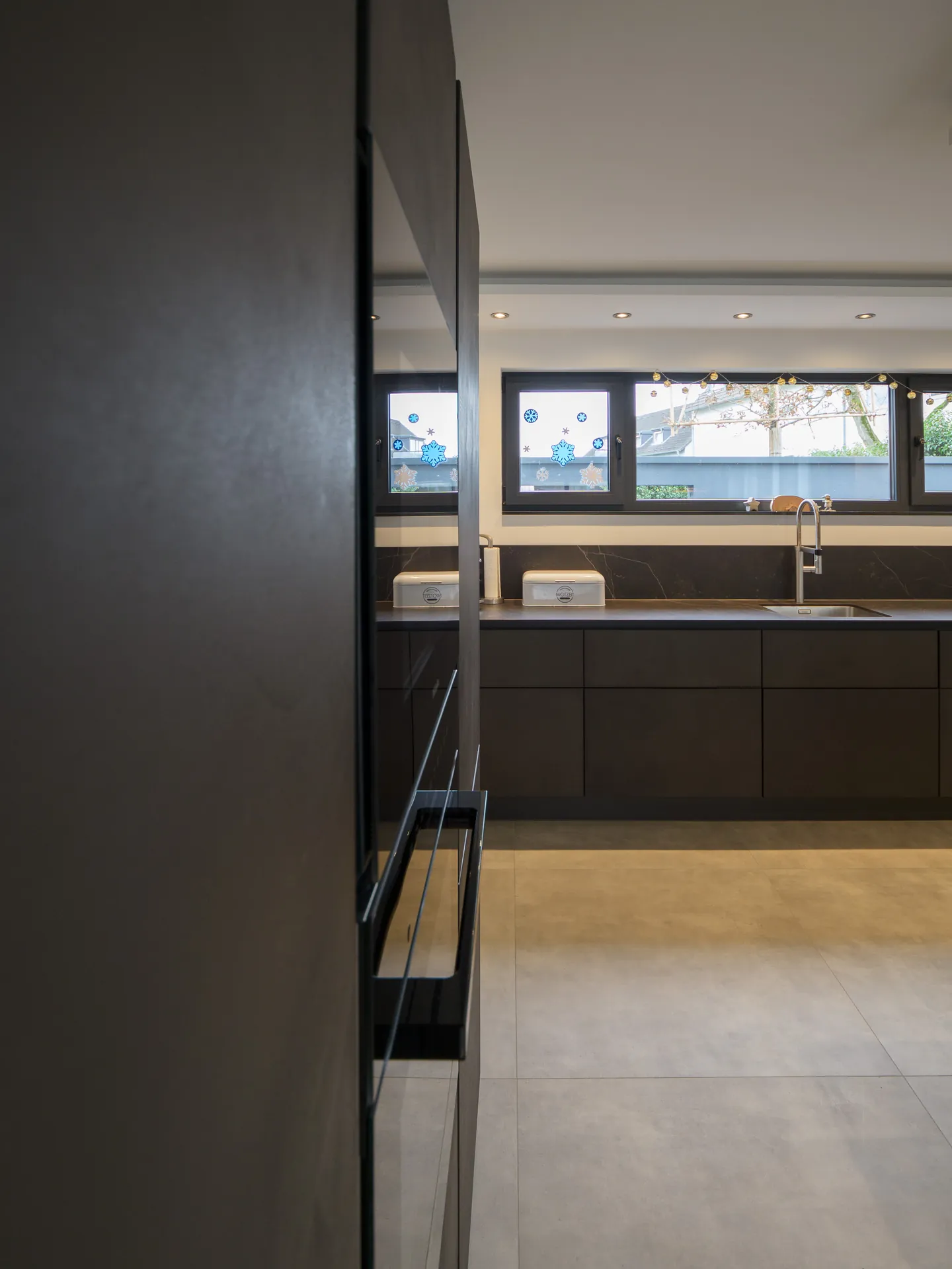 Designküche mit Kochinsel – Offene Wohnküche in Betonoptik