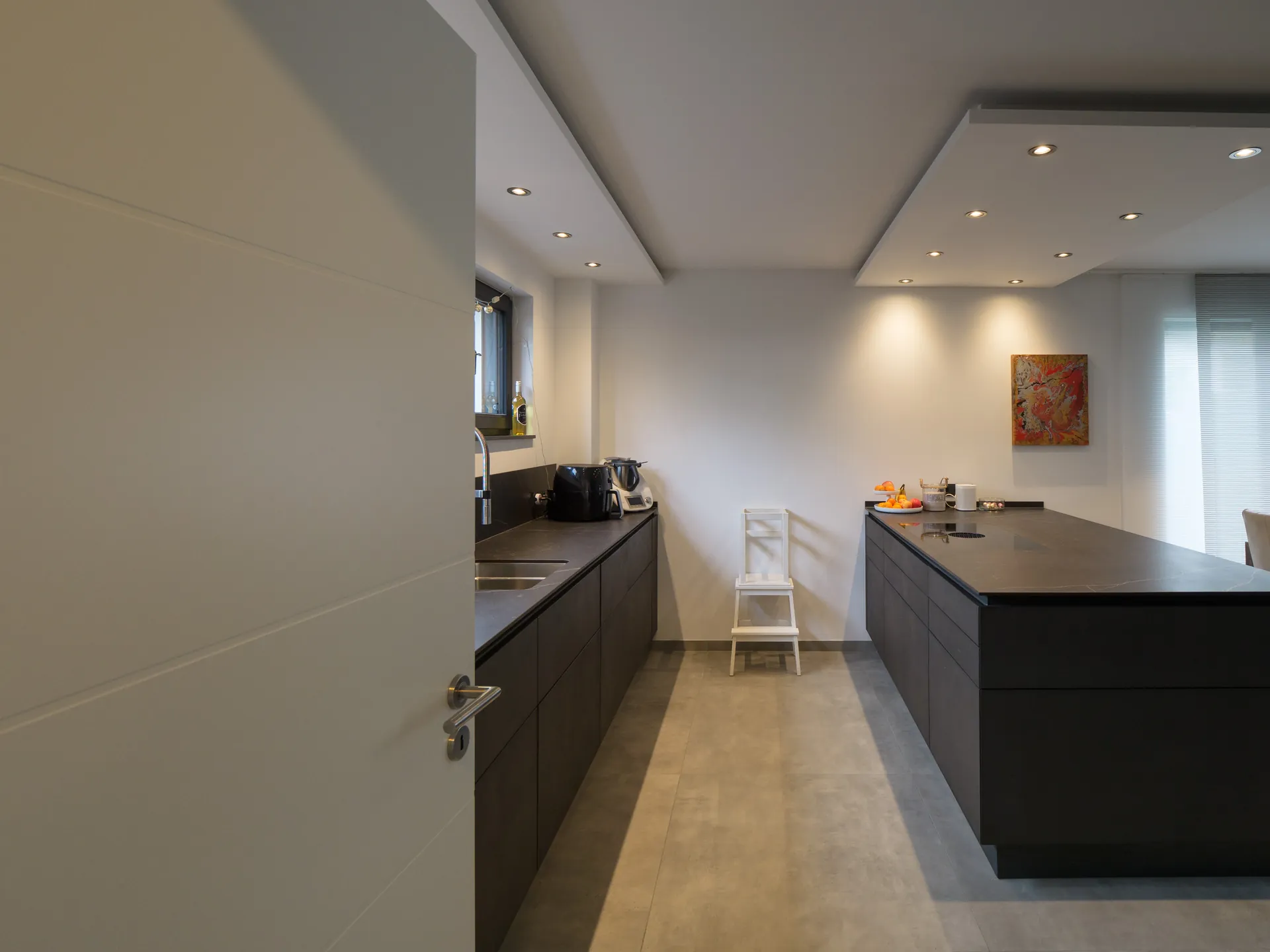 Designküche mit Kochinsel – Offene Wohnküche in Betonoptik