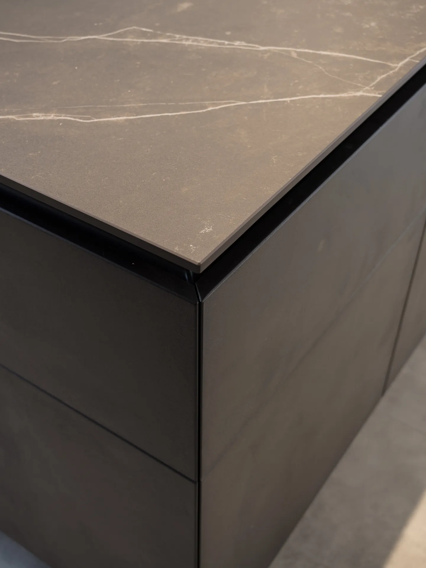 Designküche mit Kochinsel – Offene Wohnküche in Betonoptik
