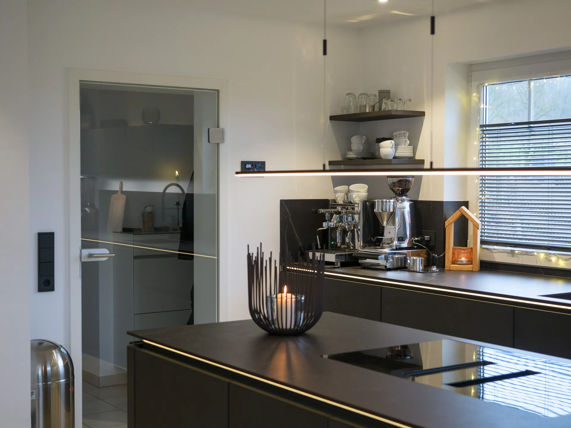 Designküche in Betonoptik – Grifflose Wohnküche mit Beleuchtung