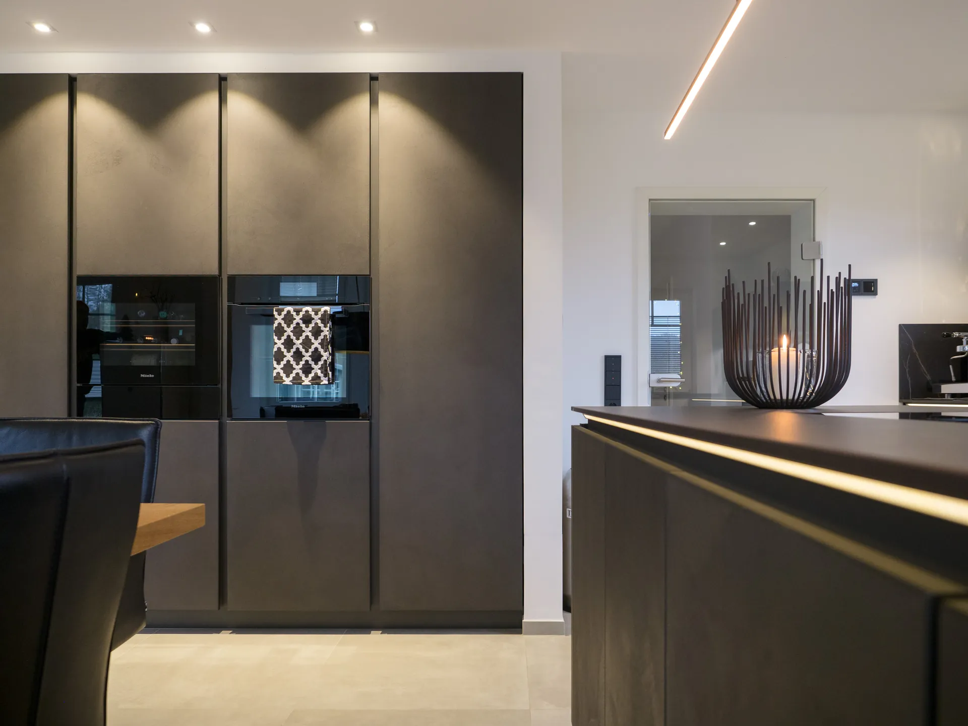 Designküche in Betonoptik – Grifflose Wohnküche mit Beleuchtung