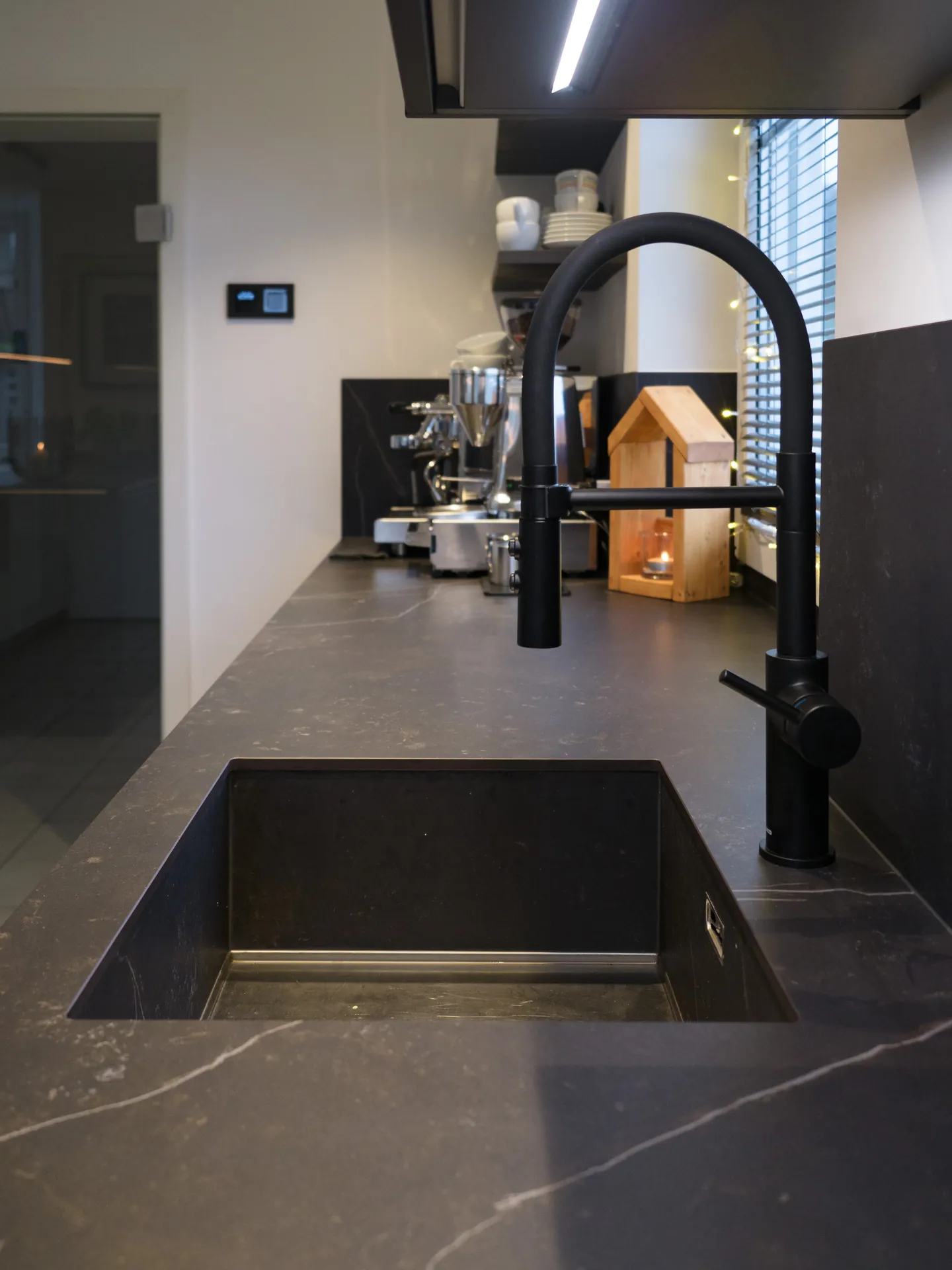 Designküche in Betonoptik – Grifflose Wohnküche mit Beleuchtung