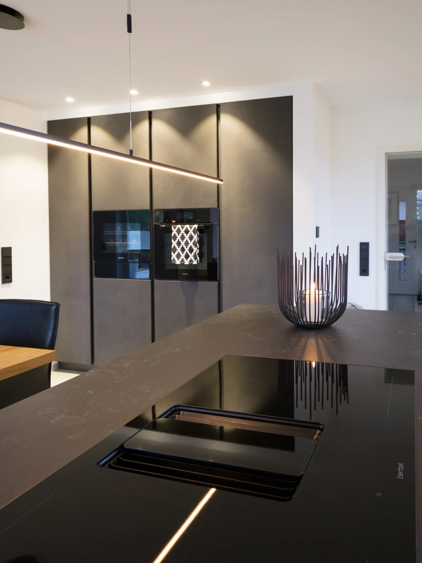 Designküche in Betonoptik – Grifflose Wohnküche mit Beleuchtung