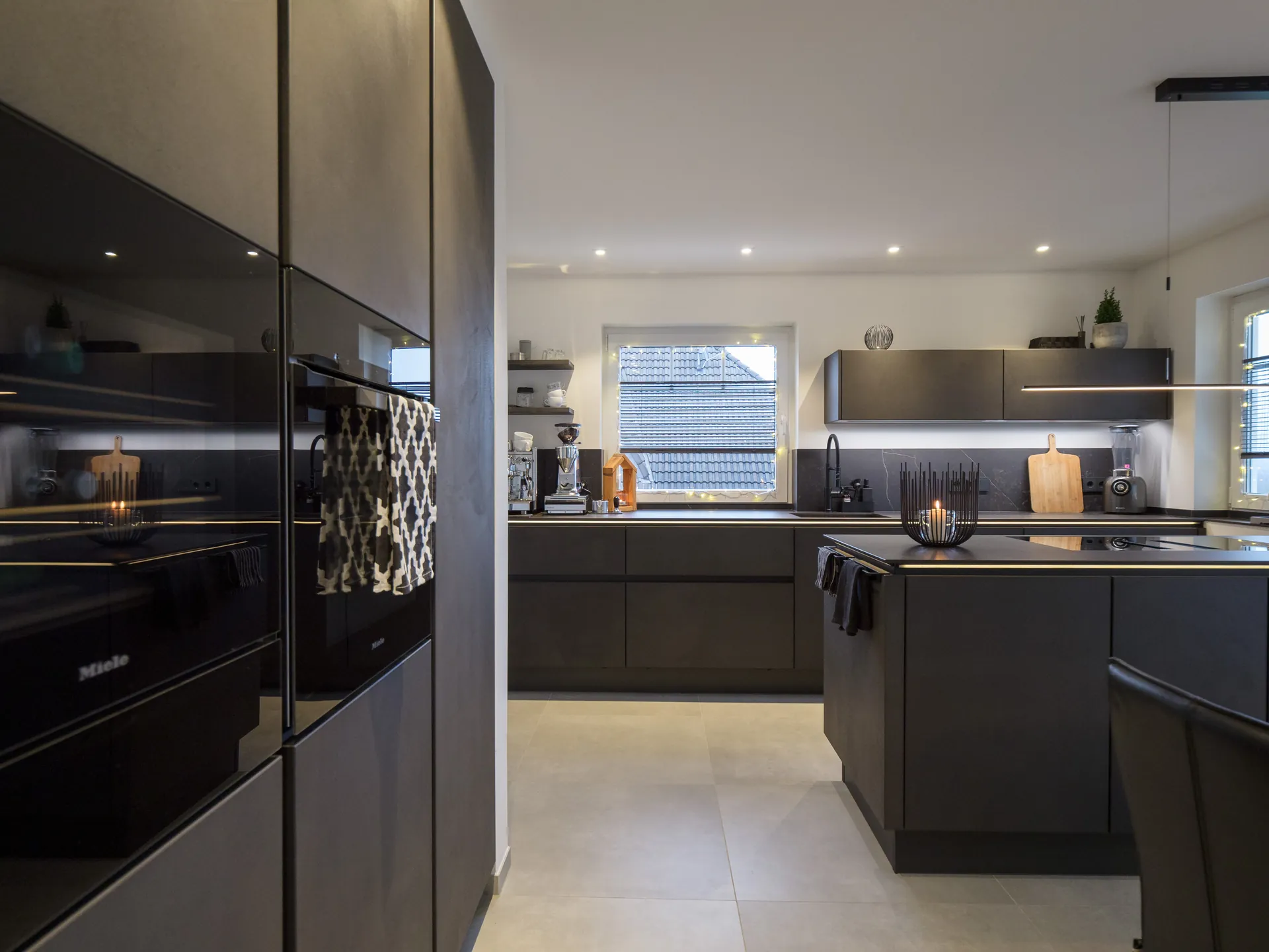 Designküche in Betonoptik – Grifflose Wohnküche mit Beleuchtung