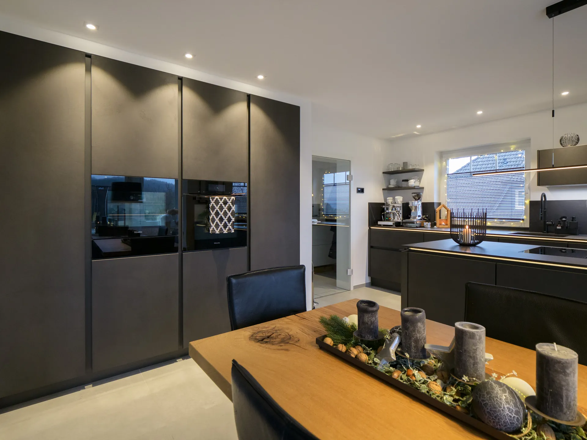 Designküche in Betonoptik – Grifflose Wohnküche mit Beleuchtung