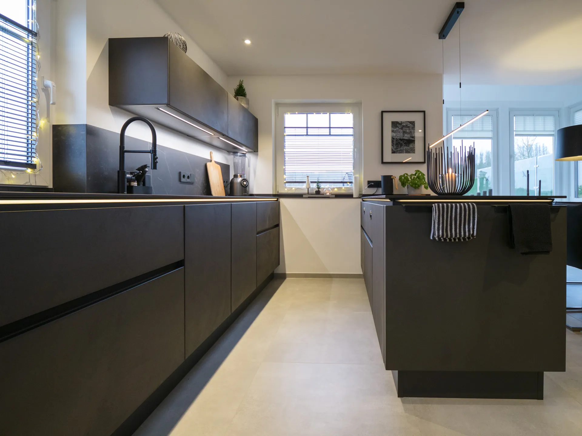 Designküche in Betonoptik – Grifflose Wohnküche mit Beleuchtung