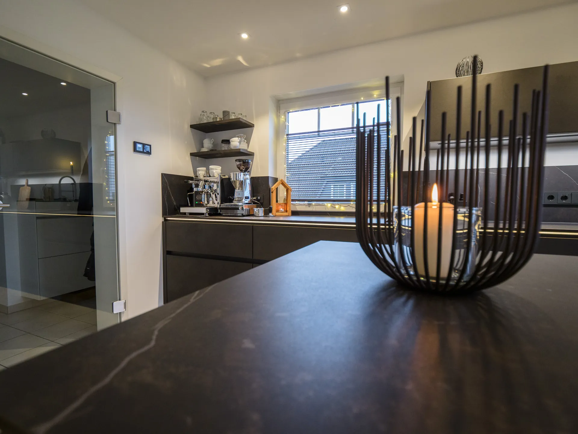 Designküche in Betonoptik – Grifflose Wohnküche mit Beleuchtung