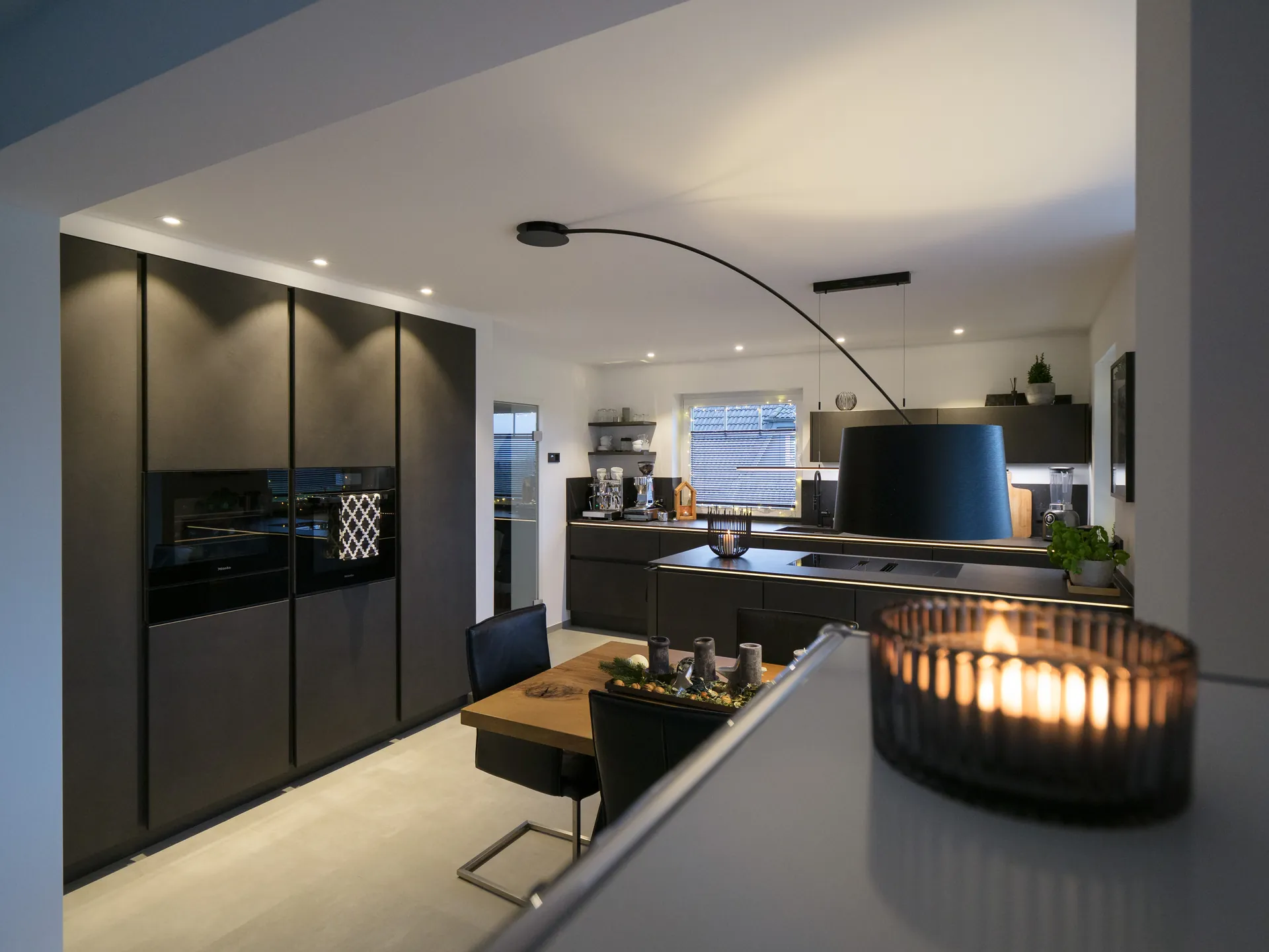 Designküche in Betonoptik – Grifflose Wohnküche mit Beleuchtung