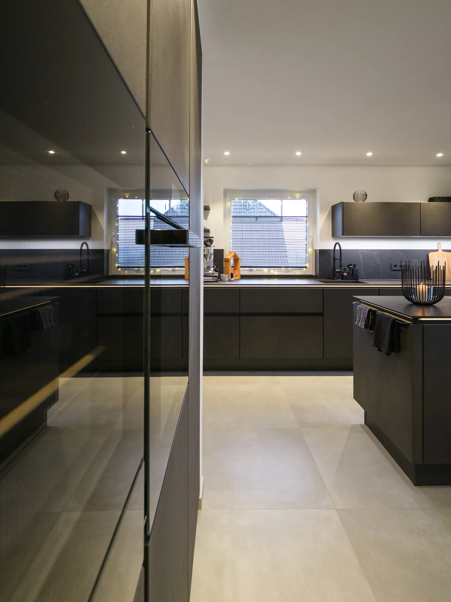 Designküche in Betonoptik – Grifflose Wohnküche mit Beleuchtung