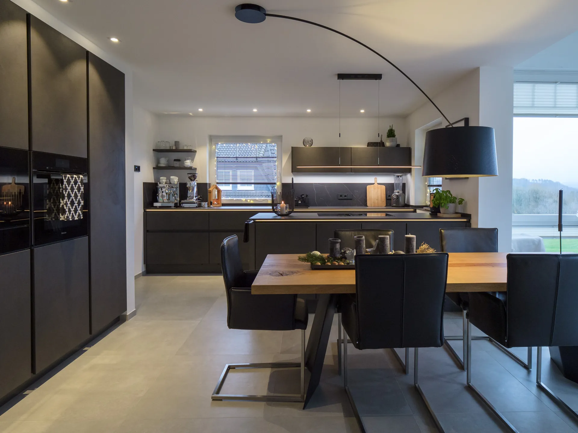 Designküche in Betonoptik – Grifflose Wohnküche mit Beleuchtung