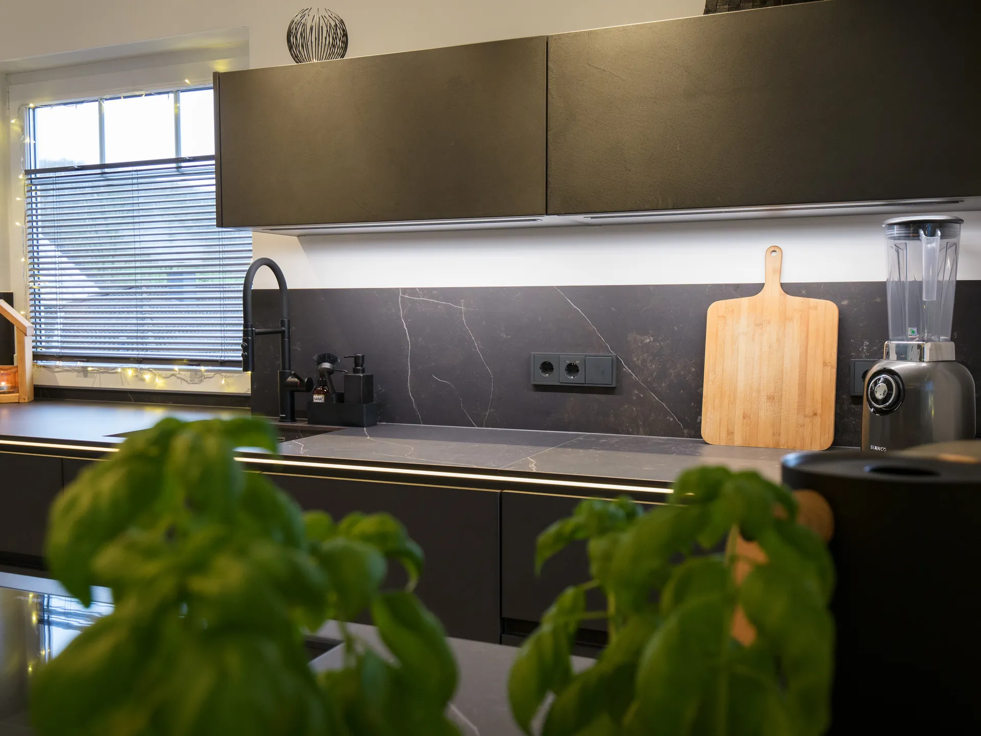 Designküche in Betonoptik – Grifflose Wohnküche mit Beleuchtung