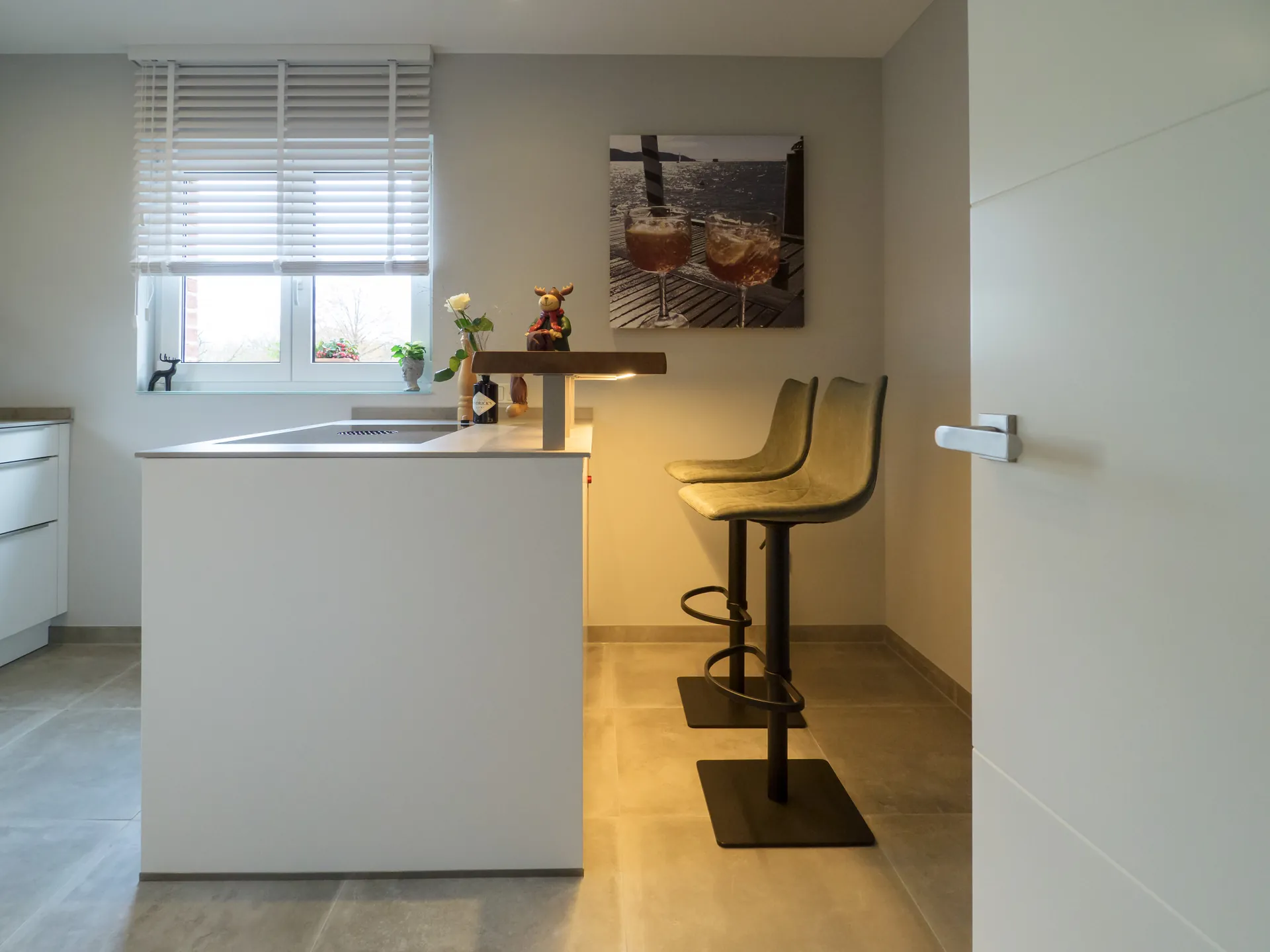 Landhausküche – Helle Wohlfühlküche in Weiß matt