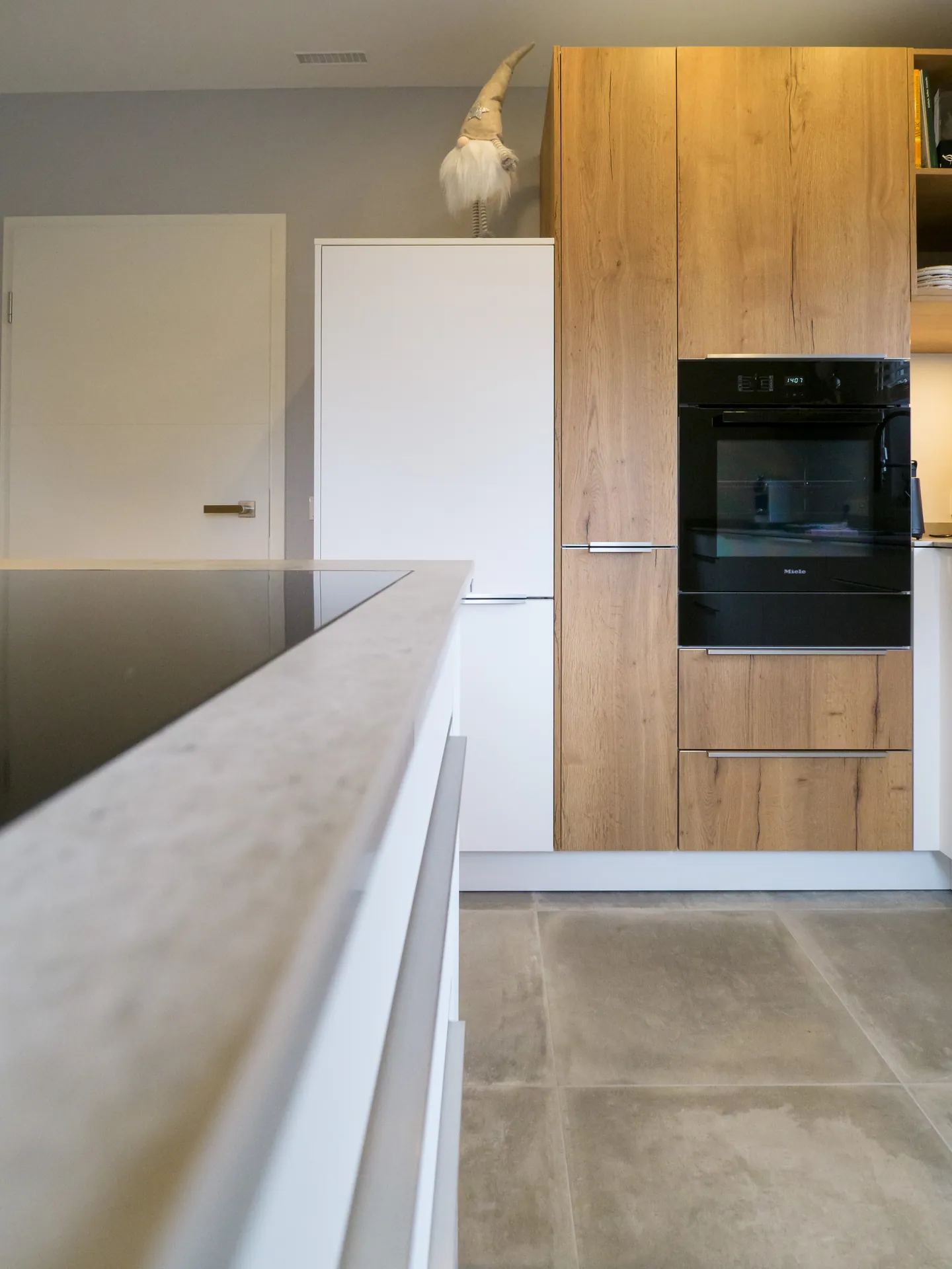 Landhausküche – Helle Wohlfühlküche in Weiß matt
