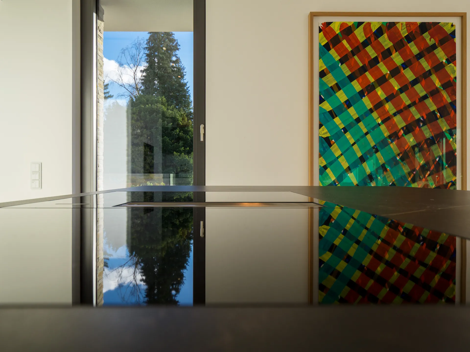 Designküche in Betonoptik – Großzügige Wohnküche mit Backkitchen