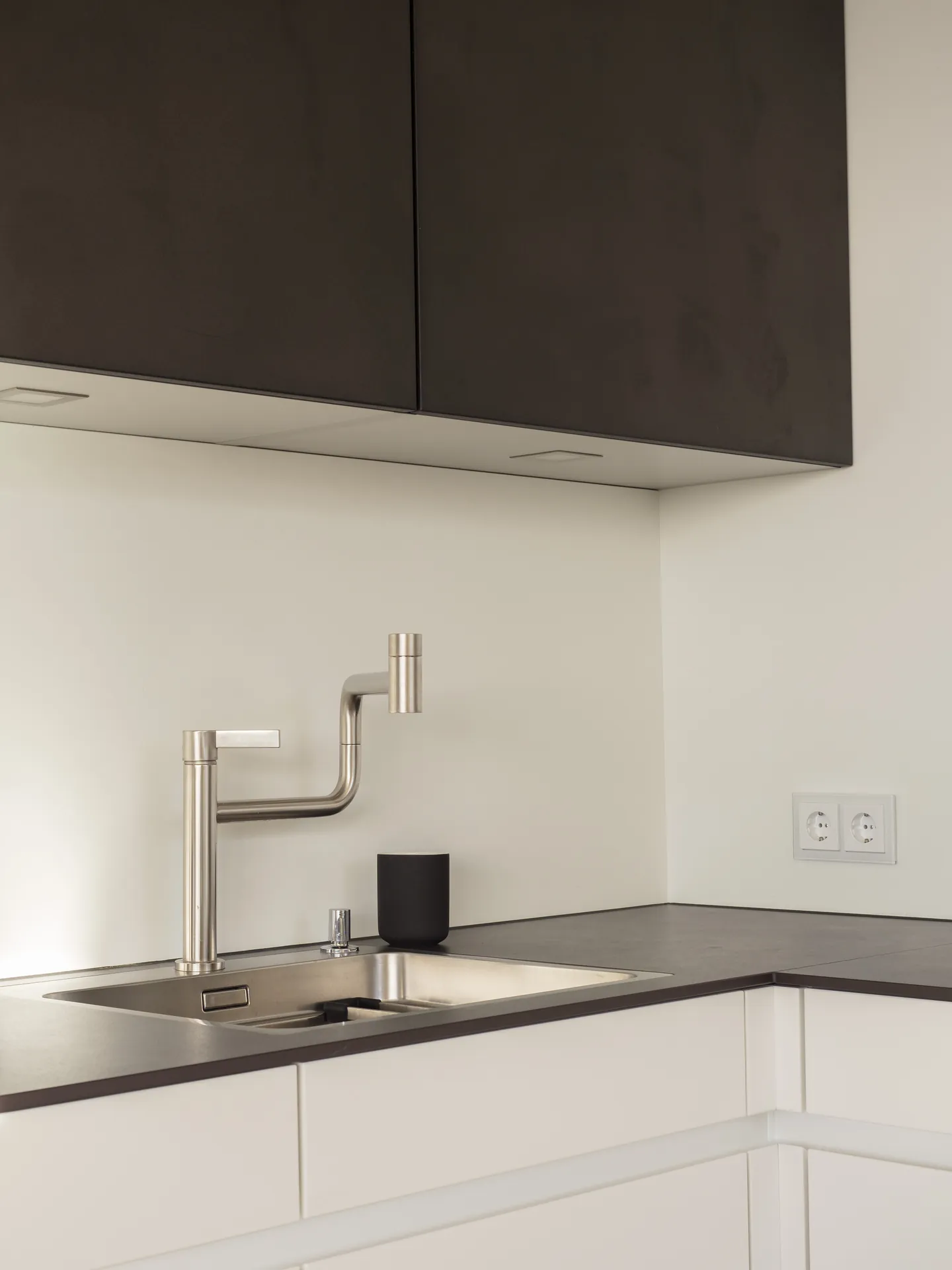 Designküche in Betonoptik – Großzügige Wohnküche mit Backkitchen
